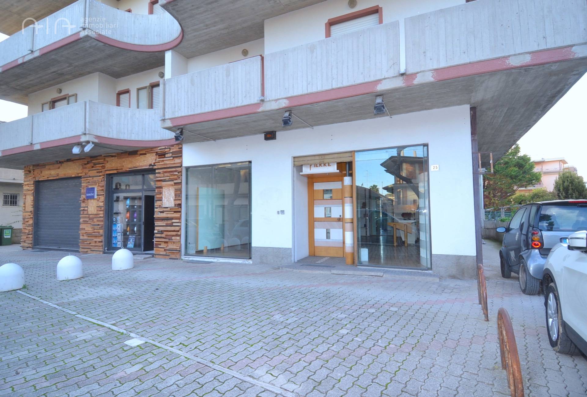 Locale Commerciale in vendita a Martinsicuro, Centrale (tra La Statale 16 Ed Il Lungomare)