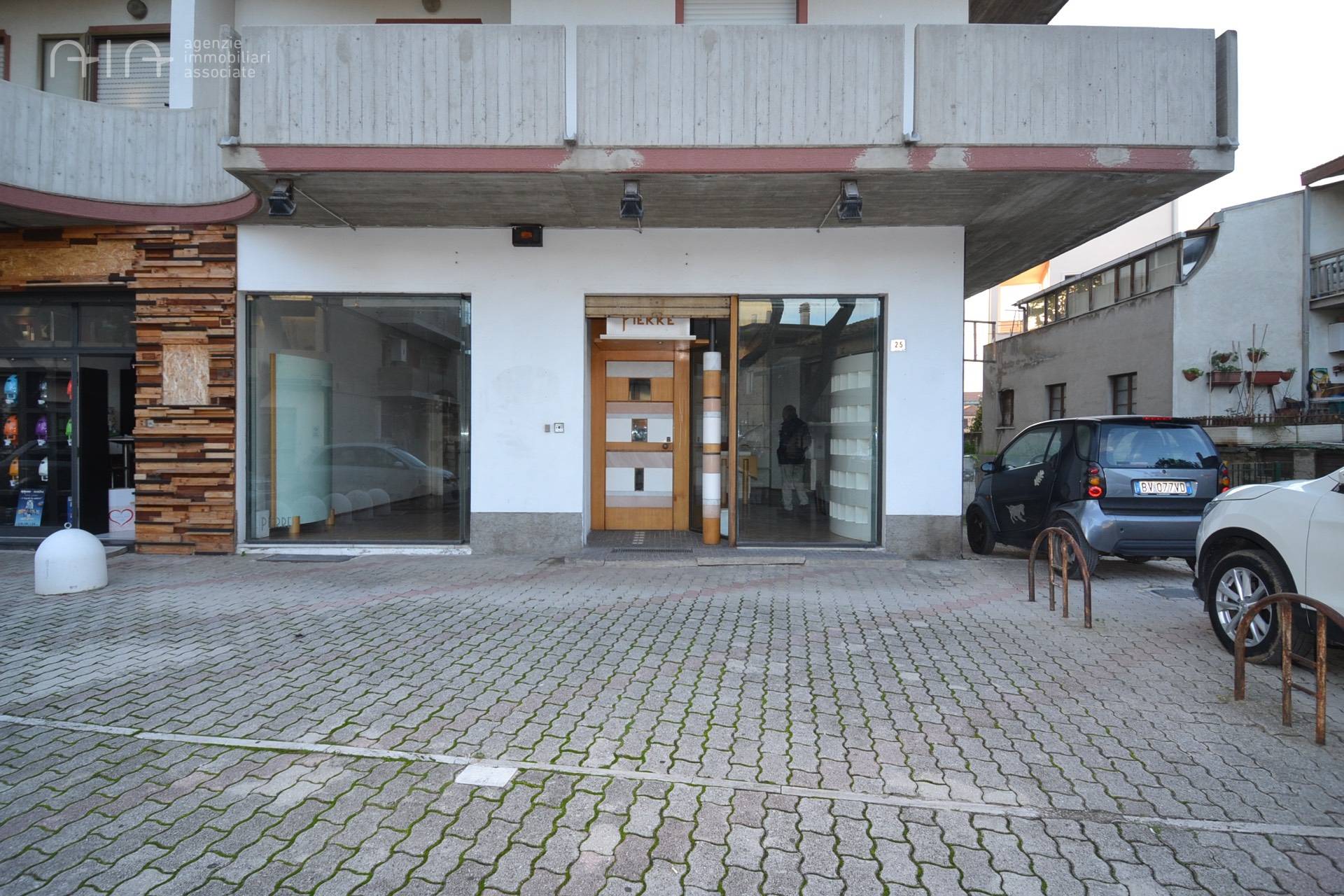 Locale Commerciale in vendita a Martinsicuro, Centrale (tra La Statale 16 Ed Il Lungomare)