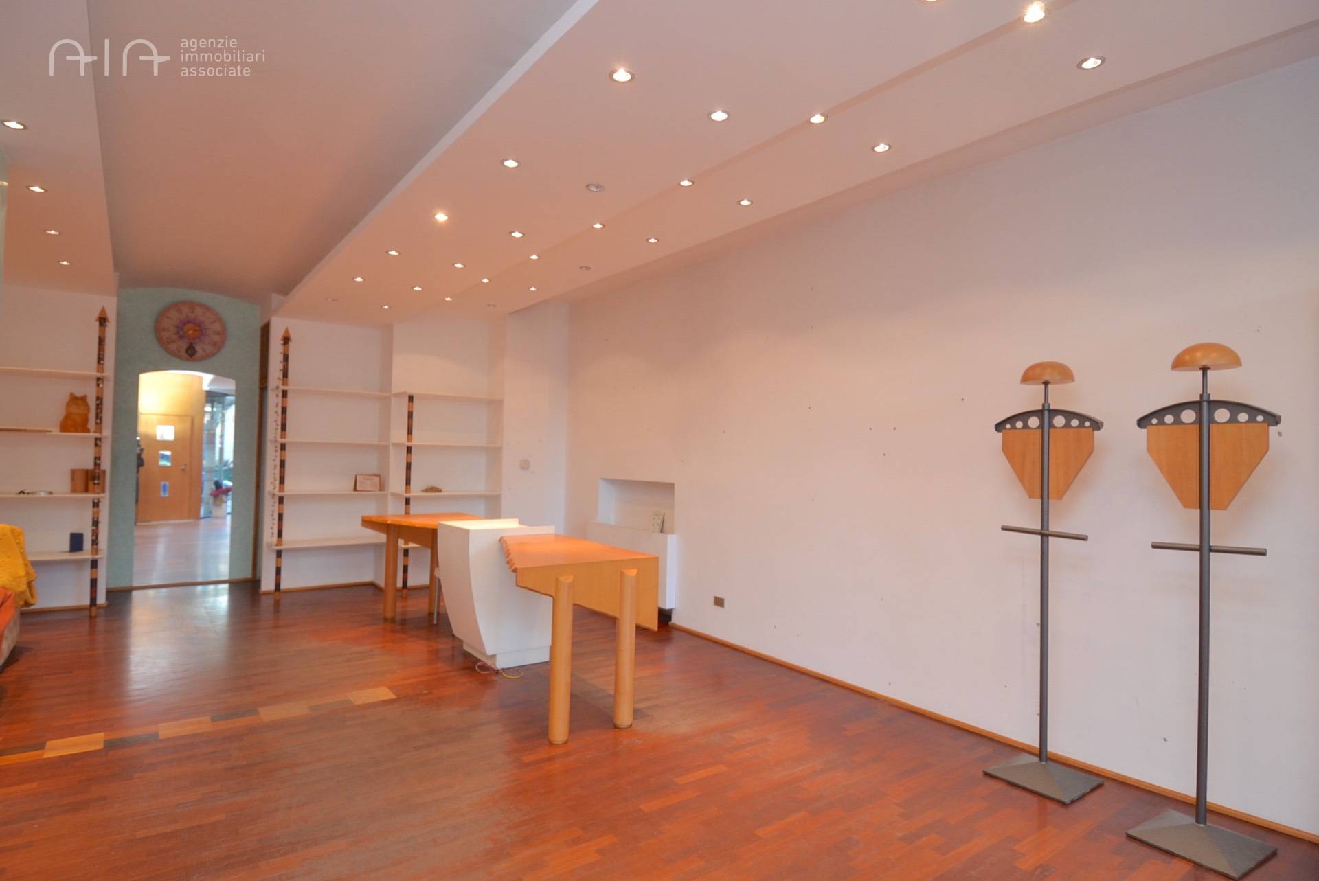 Locale Commerciale in vendita a Martinsicuro, Centrale (tra La Statale 16 Ed Il Lungomare)