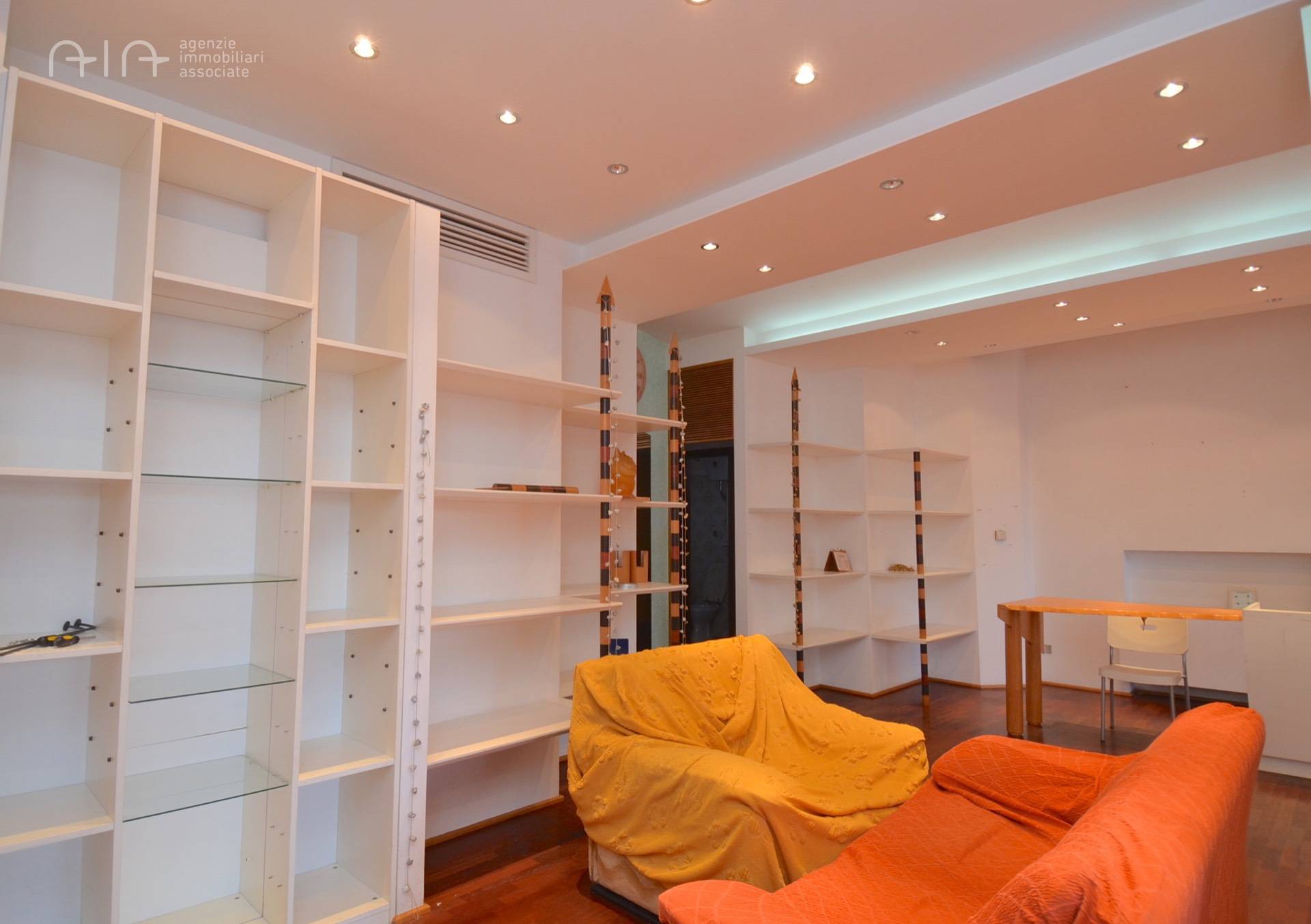 Locale Commerciale in vendita a Martinsicuro, Centrale (tra La Statale 16 Ed Il Lungomare)