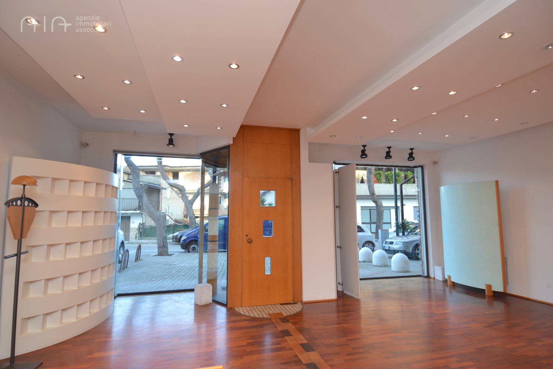 Locale Commerciale in vendita a Martinsicuro, Centrale (tra La Statale 16 Ed Il Lungomare)