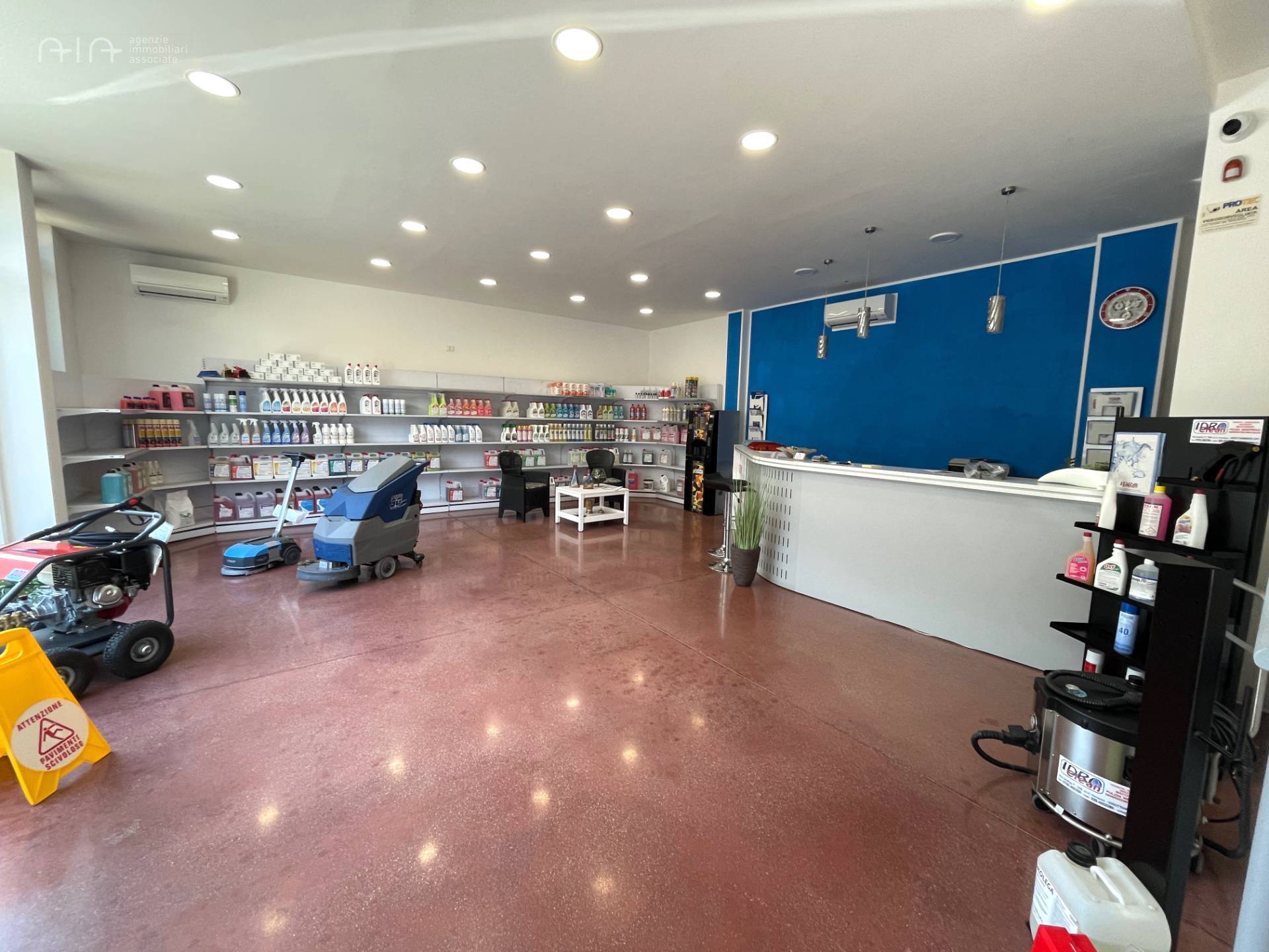 Locale Artigianale / Deposito in vendita a Grottammare, Centrale (tra La ss16 e ferrovia, fino al fi