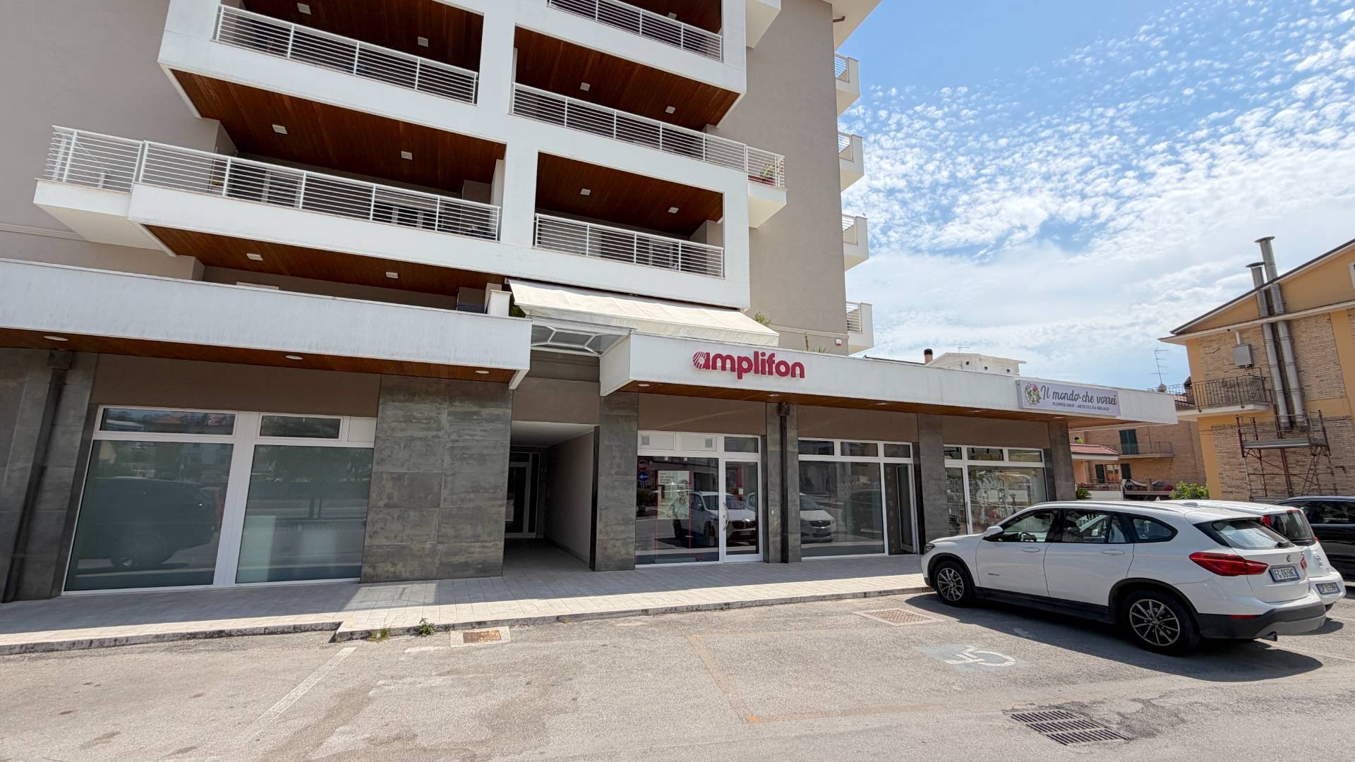 Locale Commerciale in vendita a Monteprandone, Centobuchi