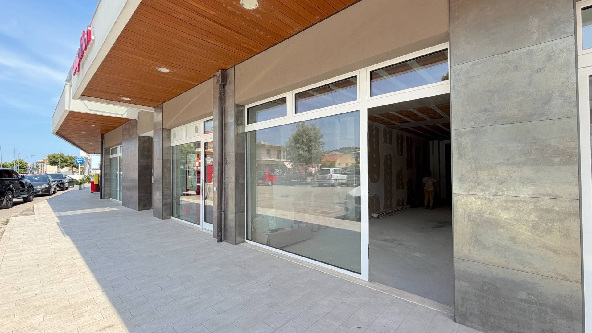 Locale Commerciale in vendita a Monteprandone, Centobuchi