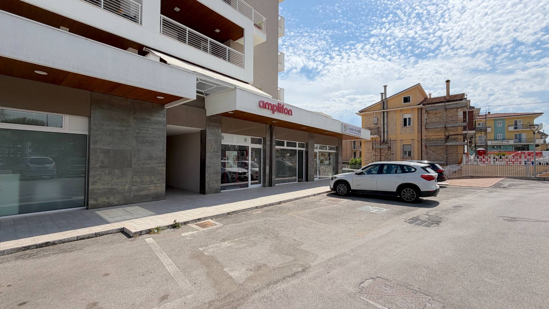 Locale Commerciale in vendita a Monteprandone, Centobuchi