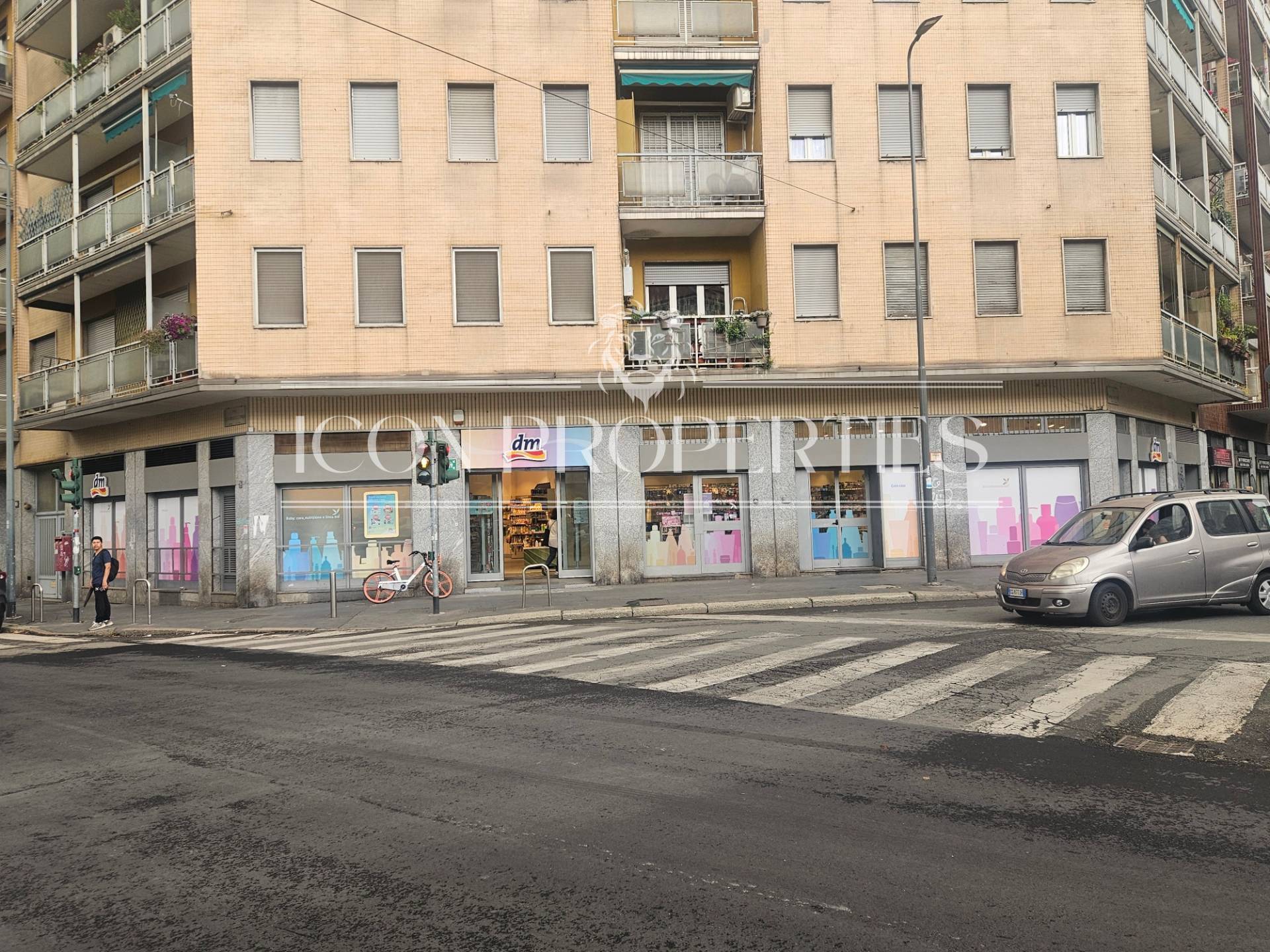 Negozio in vendita a Milano, Tortona