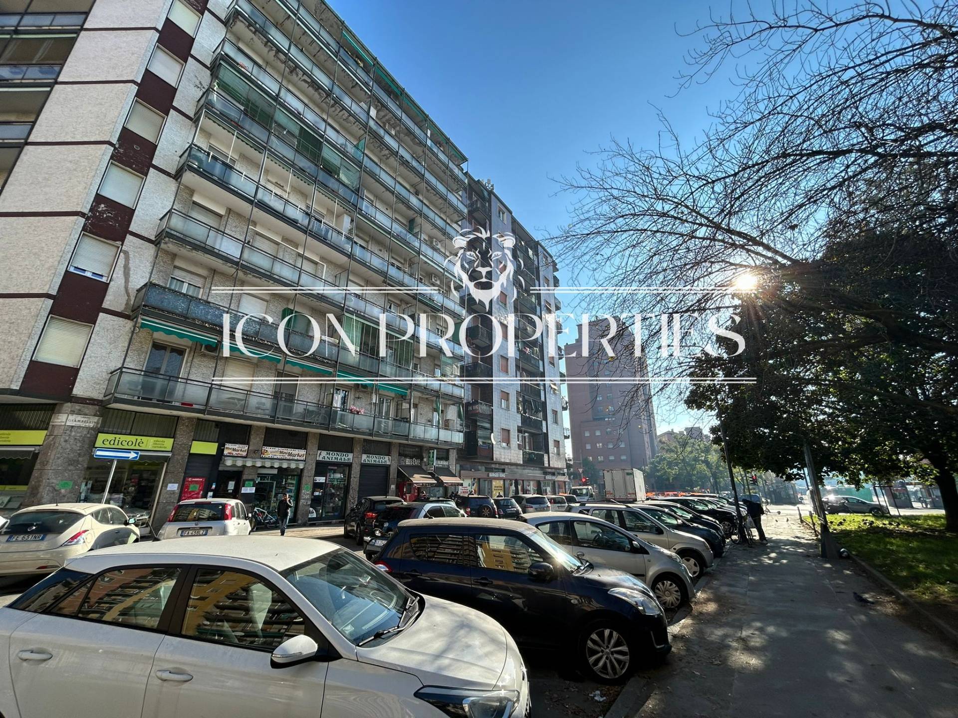 Negozio in vendita a Milano, Tortona