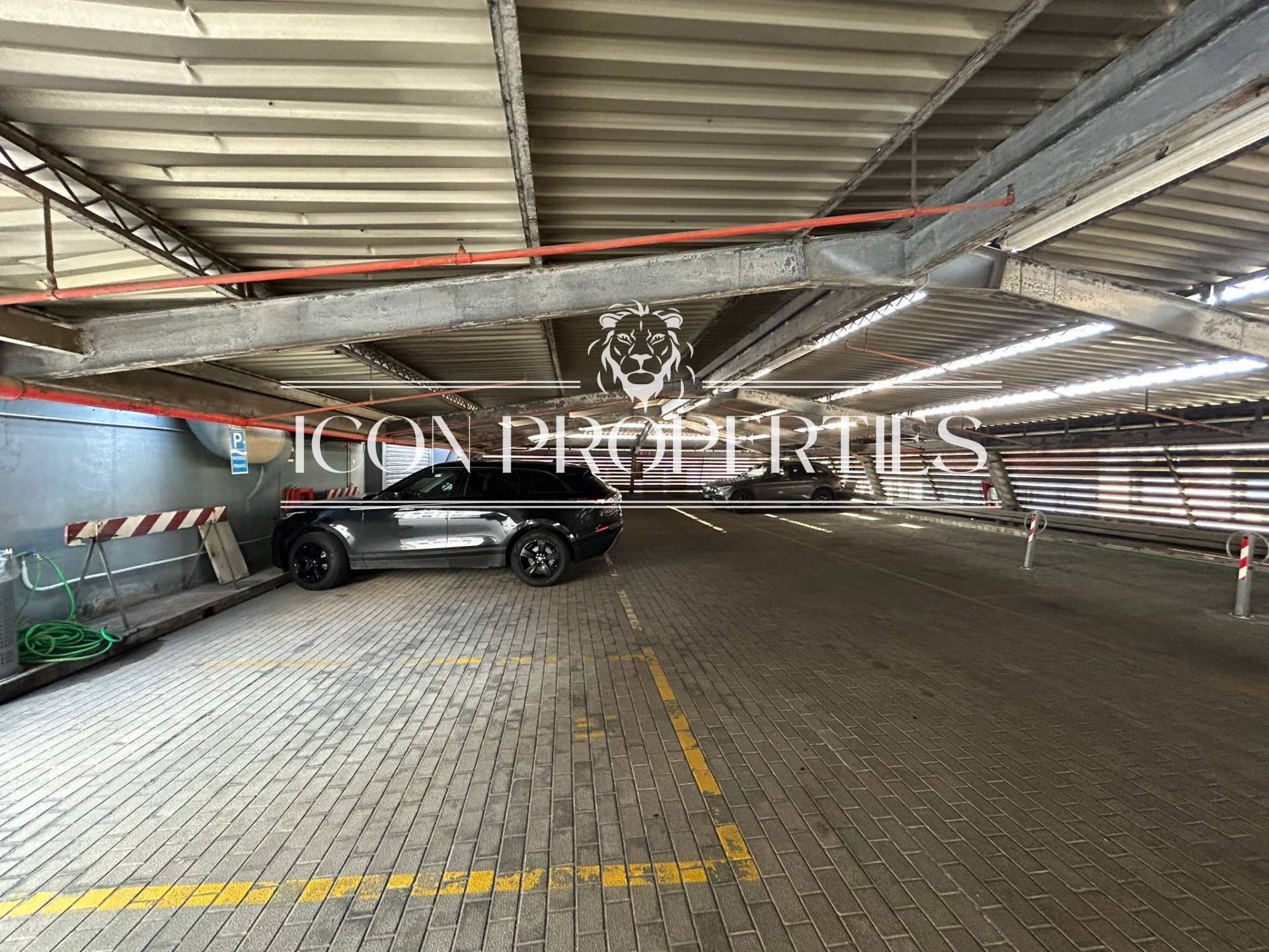 Posto auto coperto in vendita a Milano, Duomo