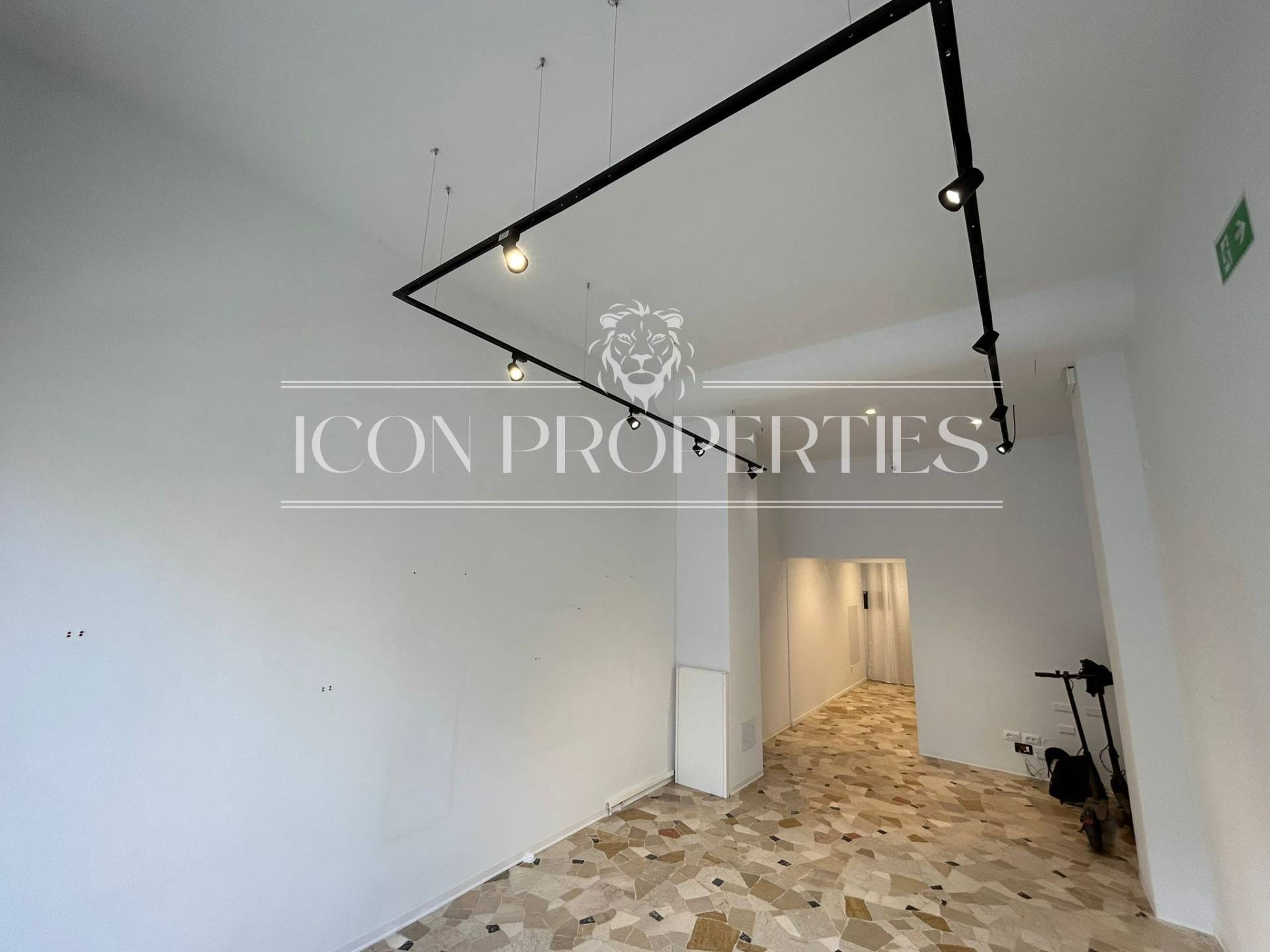 Negozio in vendita a Milano, Solari