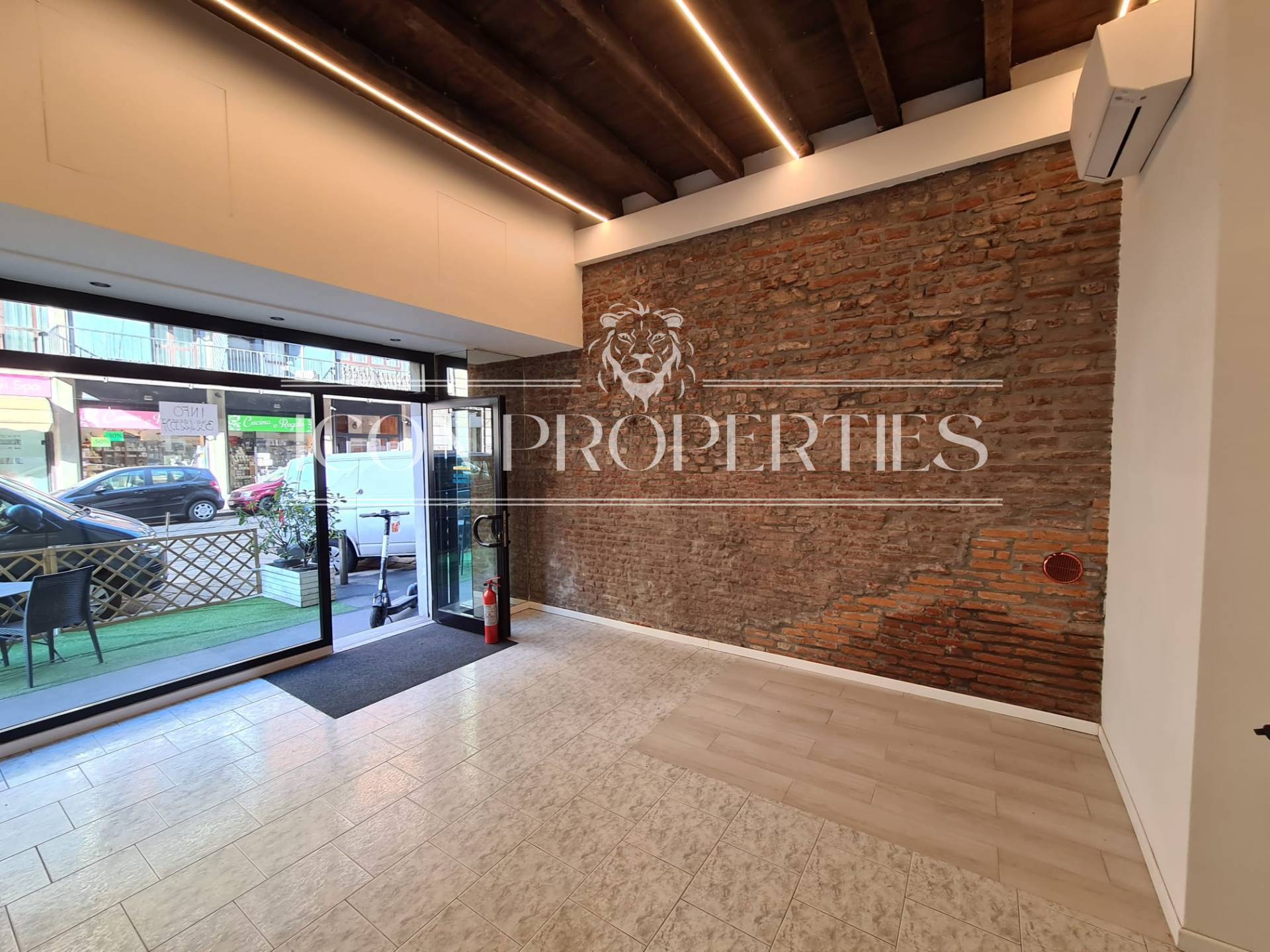 Negozio in vendita a Milano, Corso Vercelli