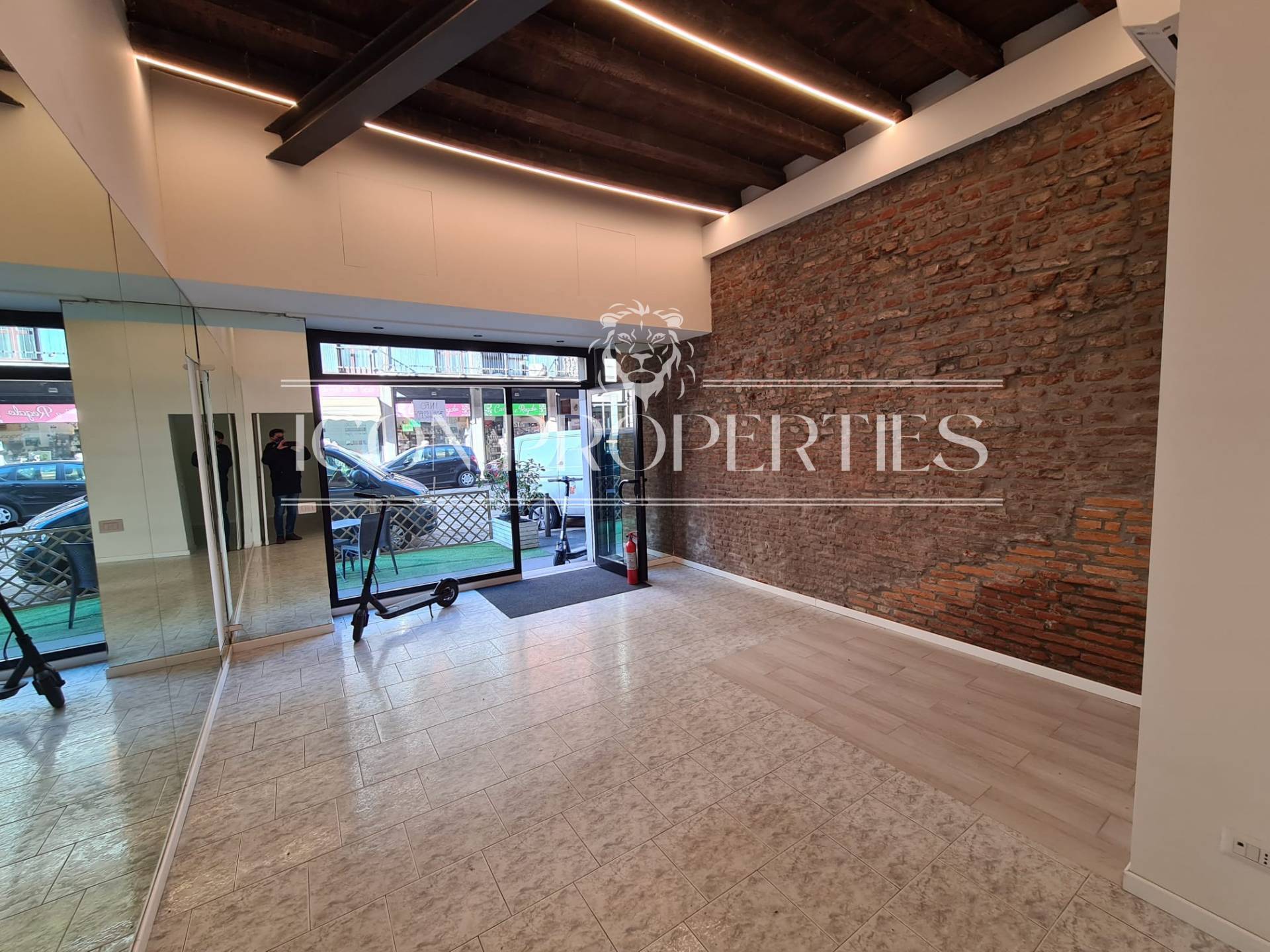 Negozio in vendita a Milano, Corso Vercelli