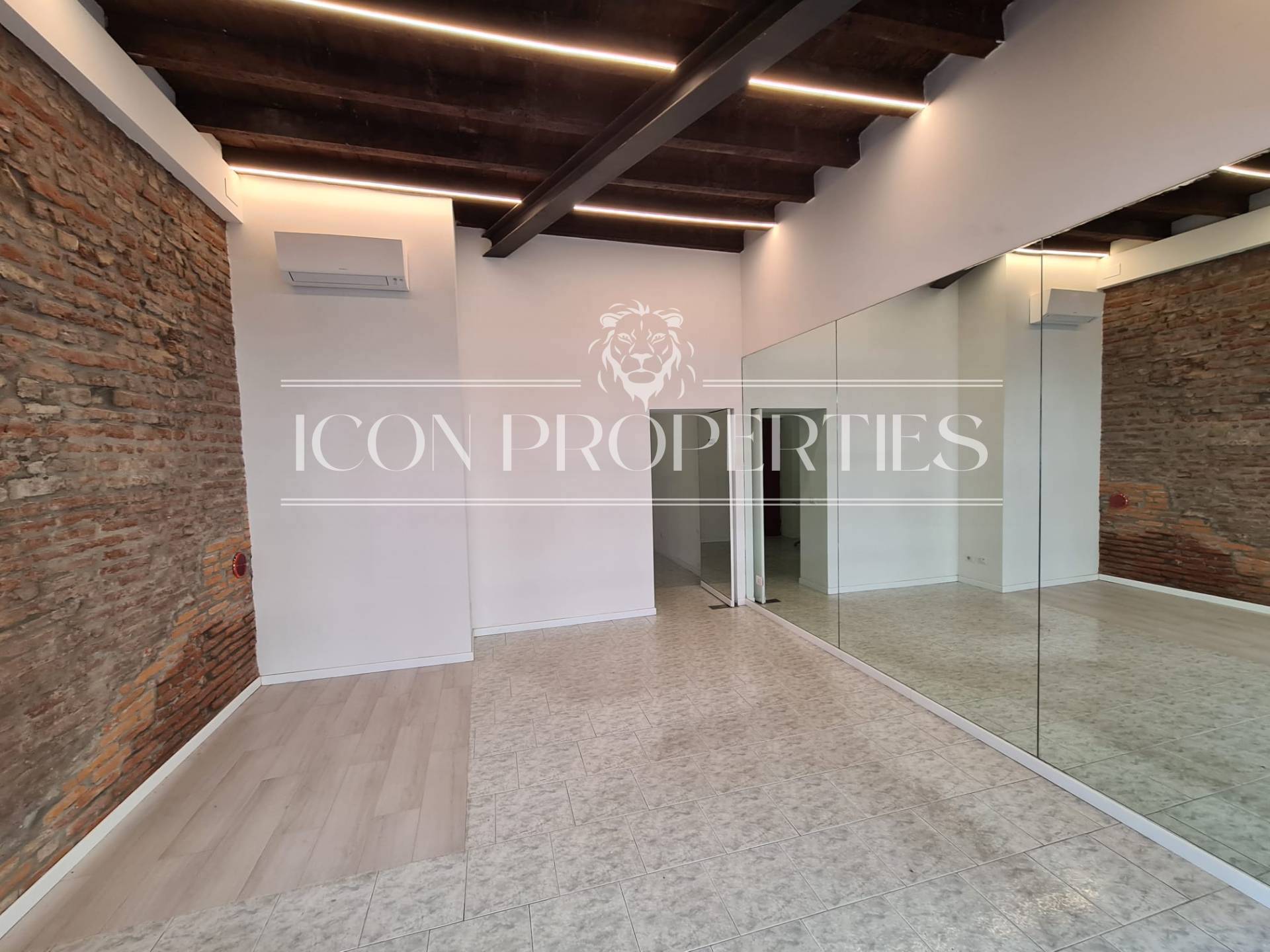 Negozio in vendita a Milano, Corso Vercelli