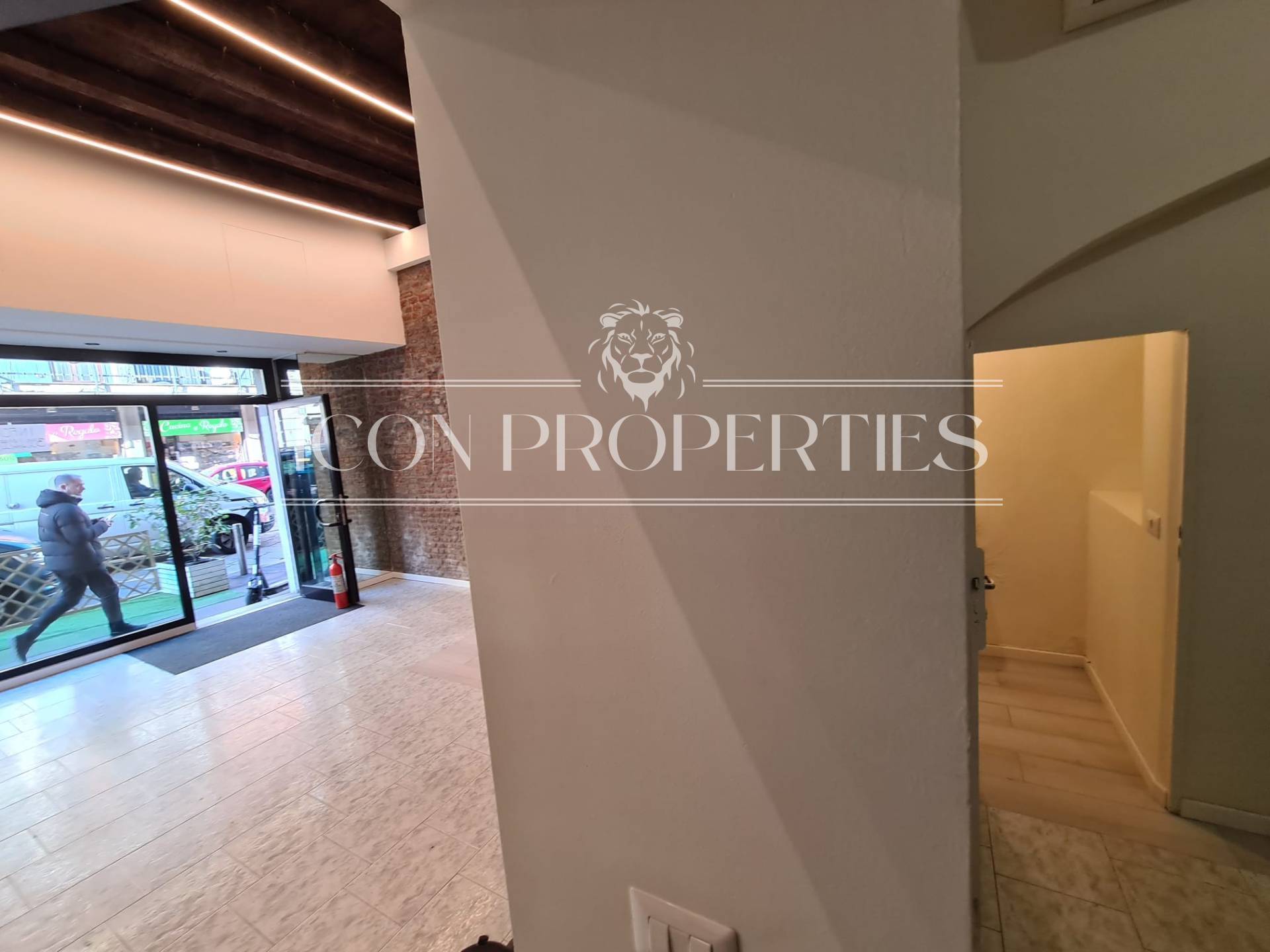 Negozio in vendita a Milano, Corso Vercelli