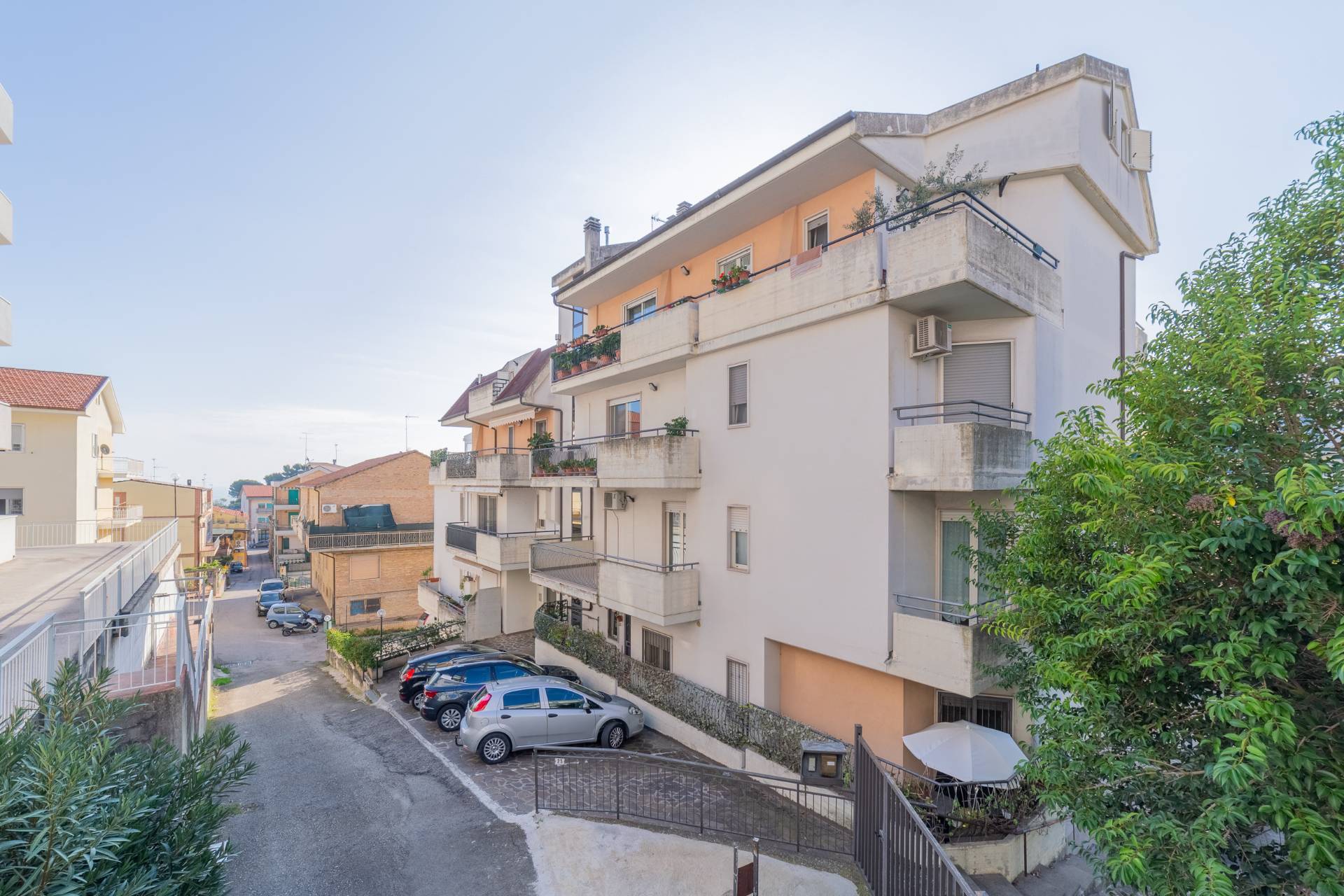 Quadrilocale con terrazzo, Vasto paese