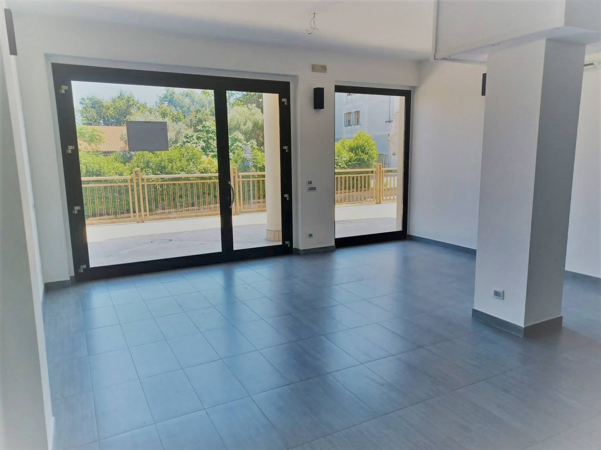 Locale commerciale in affitto a Vasto, Vasto Paese