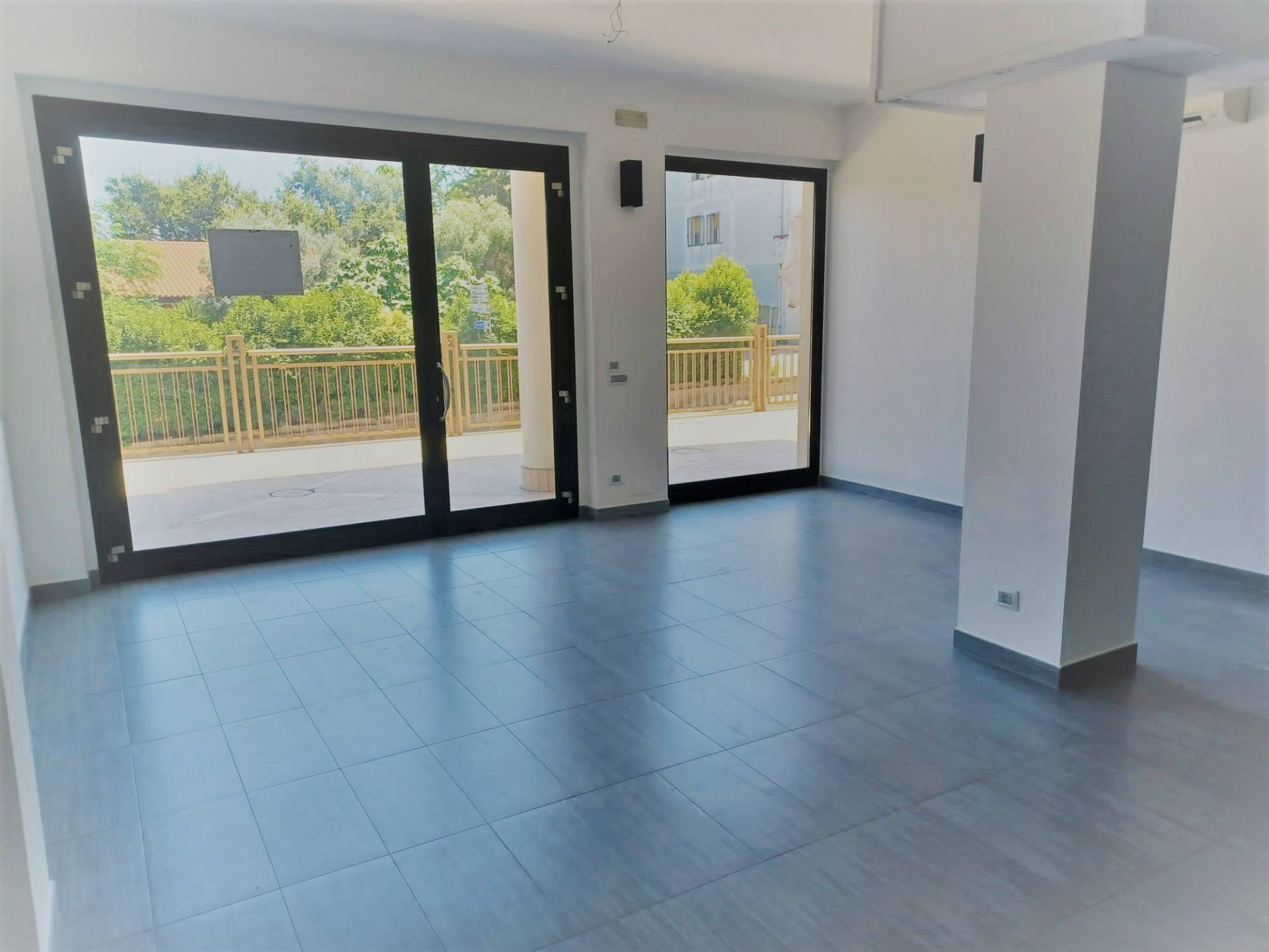 Locale commerciale in affitto a Vasto, Vasto Paese