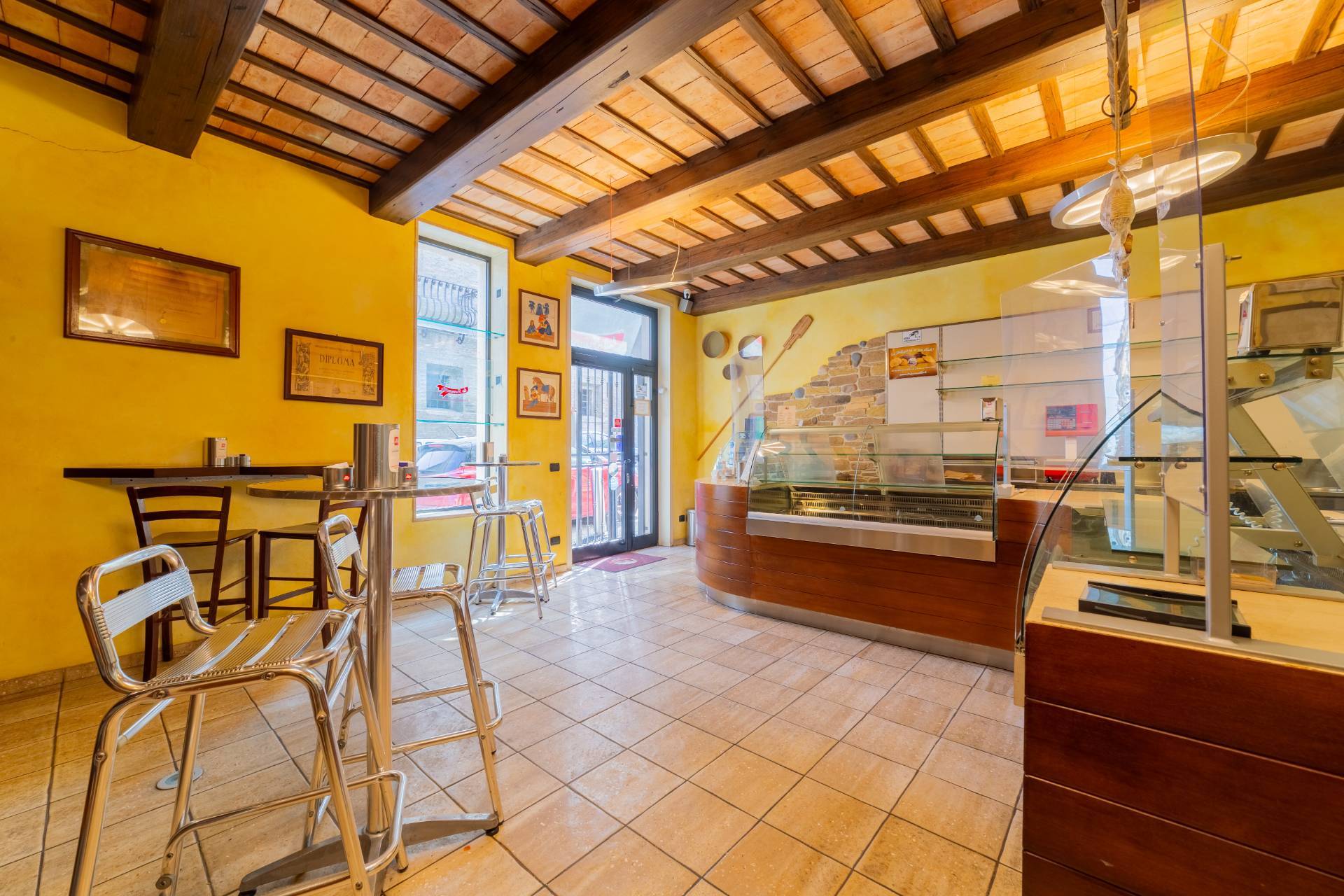 Locale commerciale in vendita a Vasto, Vasto Paese