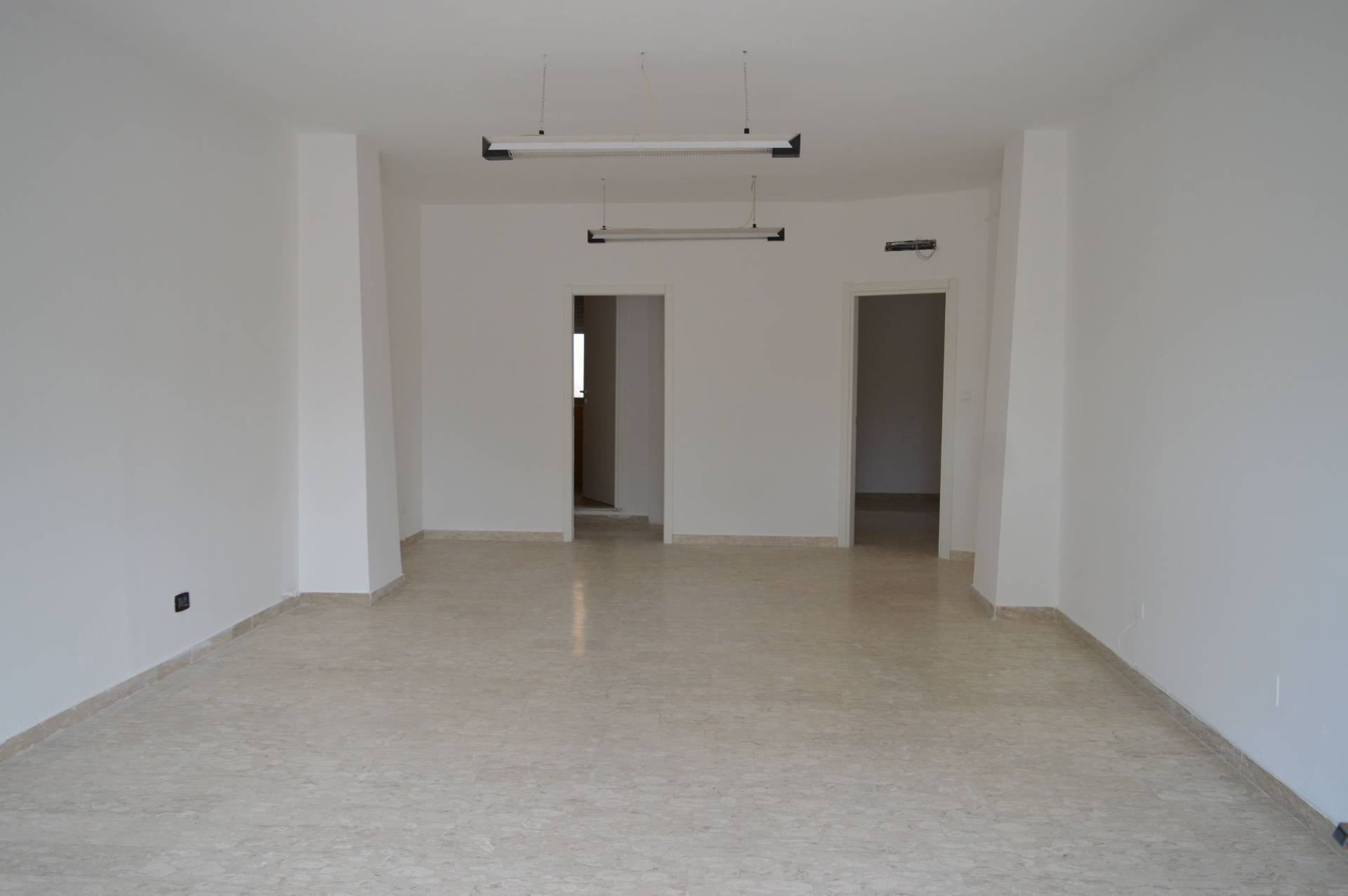 Locale commerciale in affitto a Vasto, Vasto Paese