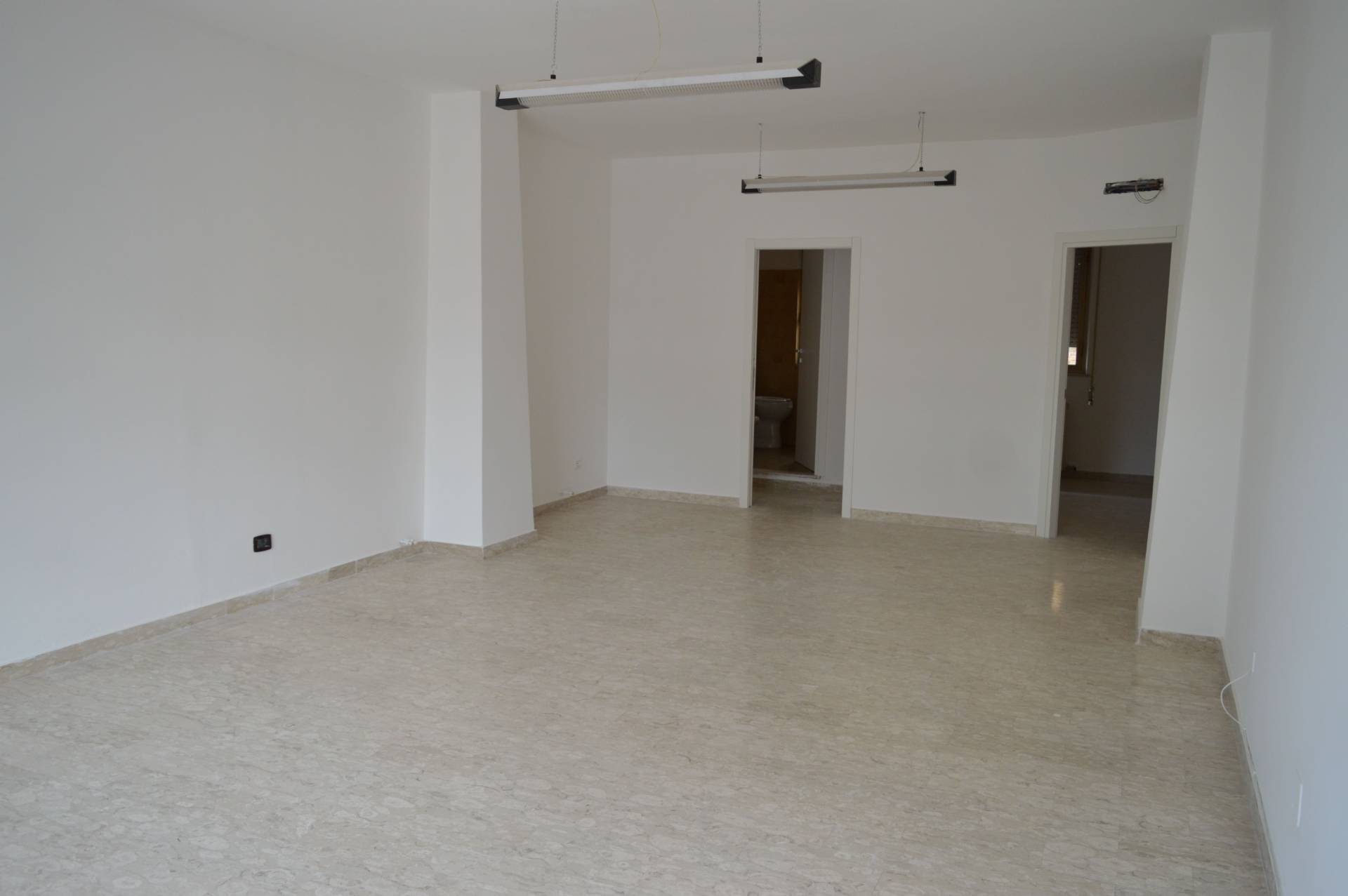Locale commerciale in affitto a Vasto, Vasto Paese