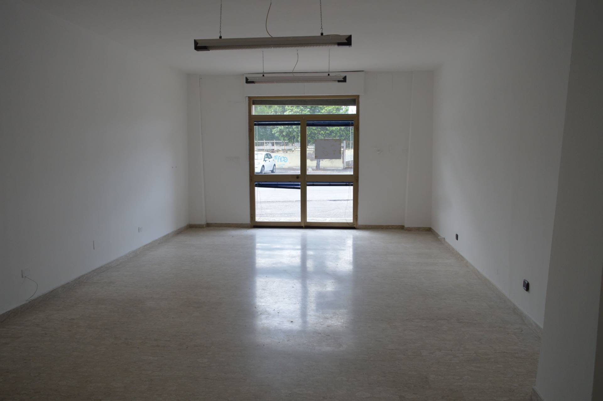 Locale commerciale in affitto a Vasto, Vasto Paese