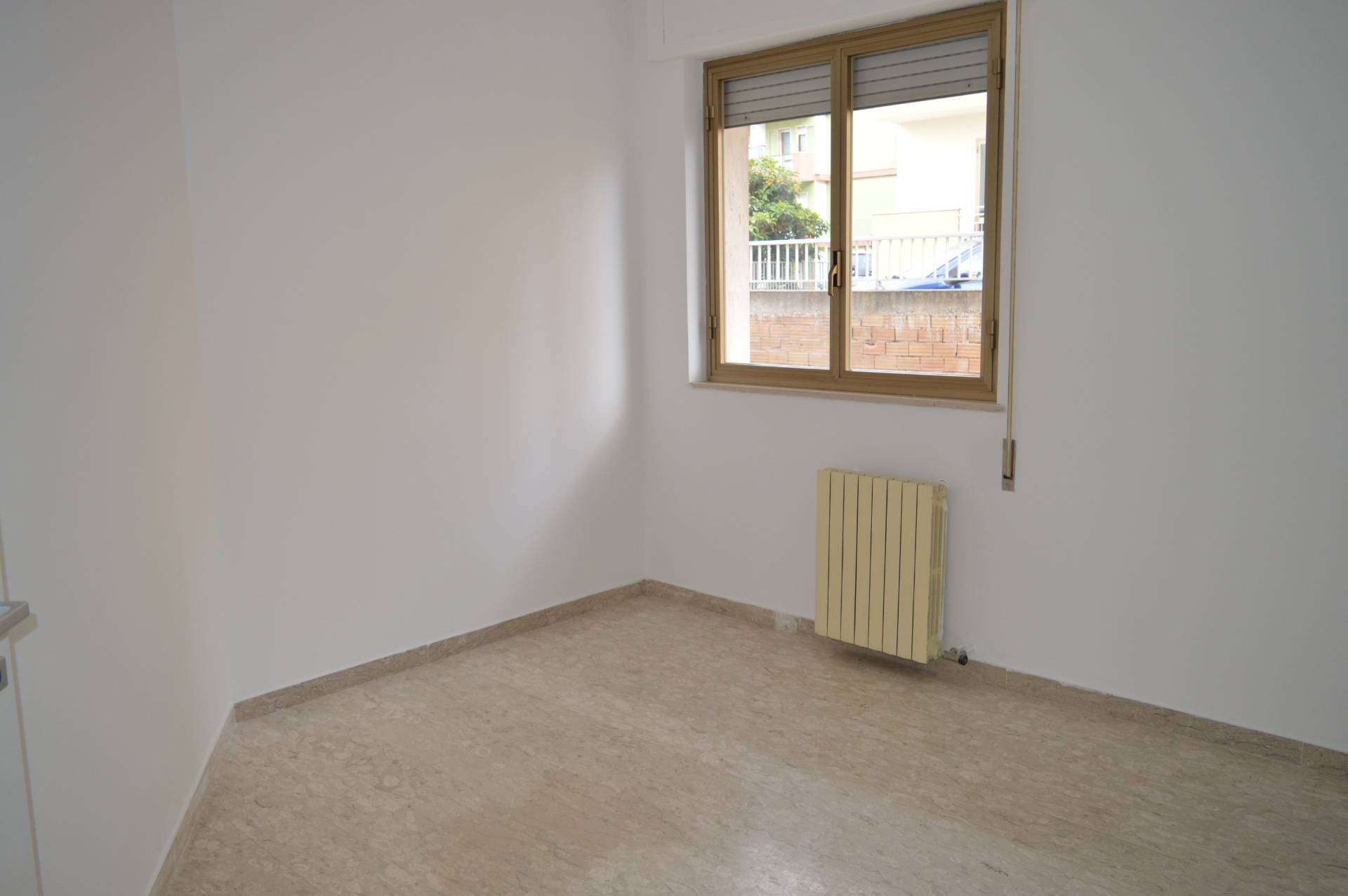 Locale commerciale in affitto a Vasto, Vasto Paese