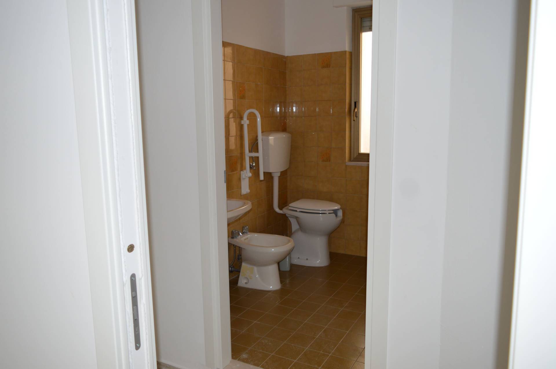 Locale commerciale in affitto a Vasto, Vasto Paese