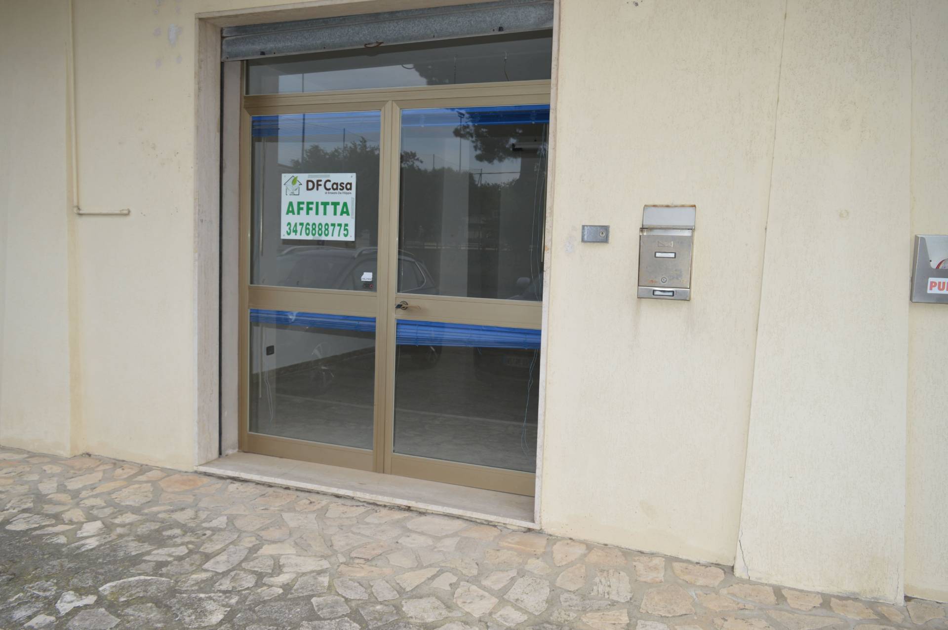 Locale commerciale in affitto a Vasto, Vasto Paese