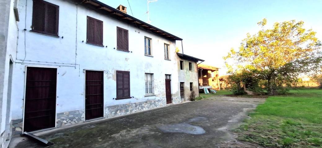 Casa indipendente con box a Robecco Pavese