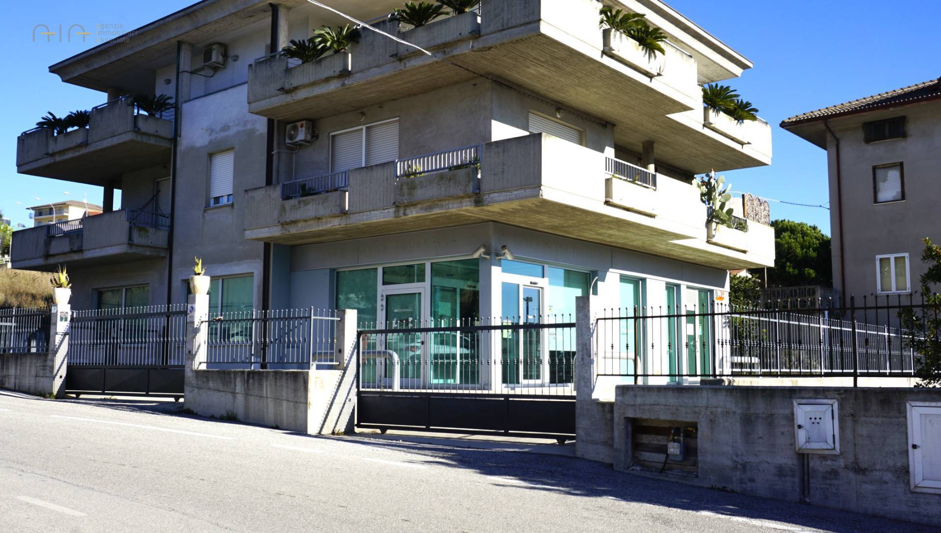 Locale Commerciale in affitto a Grottammare