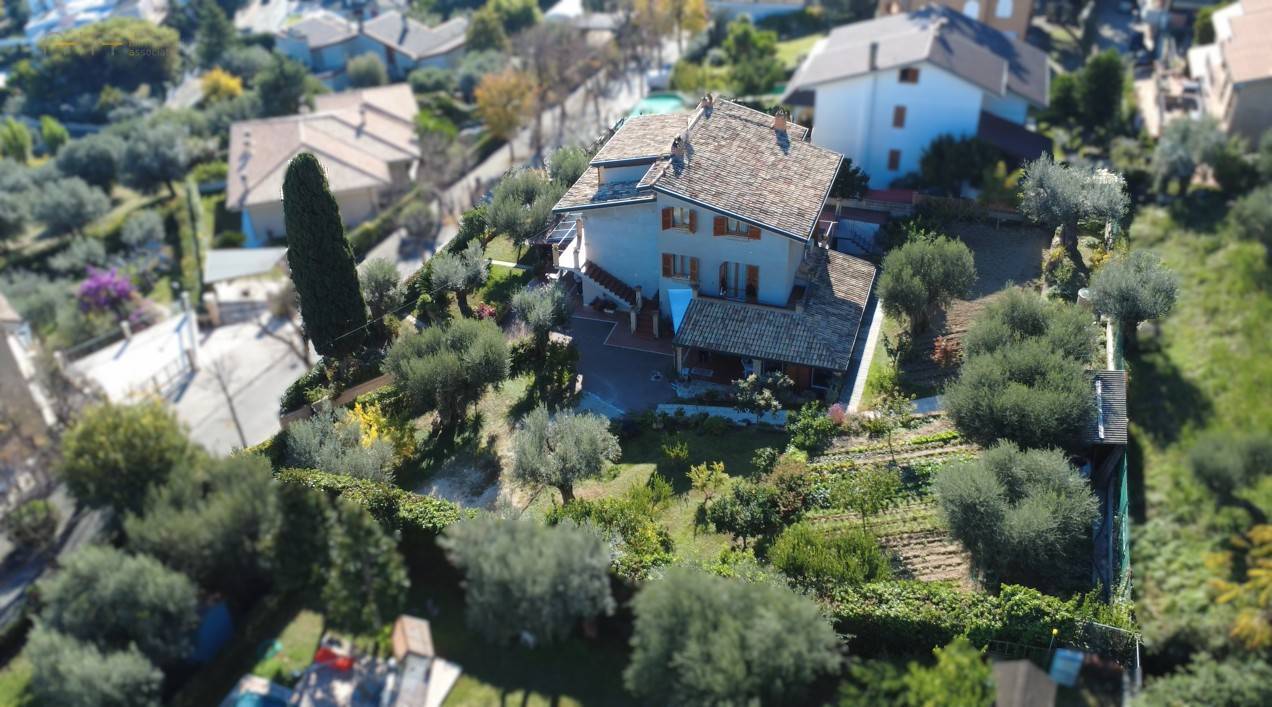 Villa singola in vendita a Grottammare, vecchio incasato del paese alto
