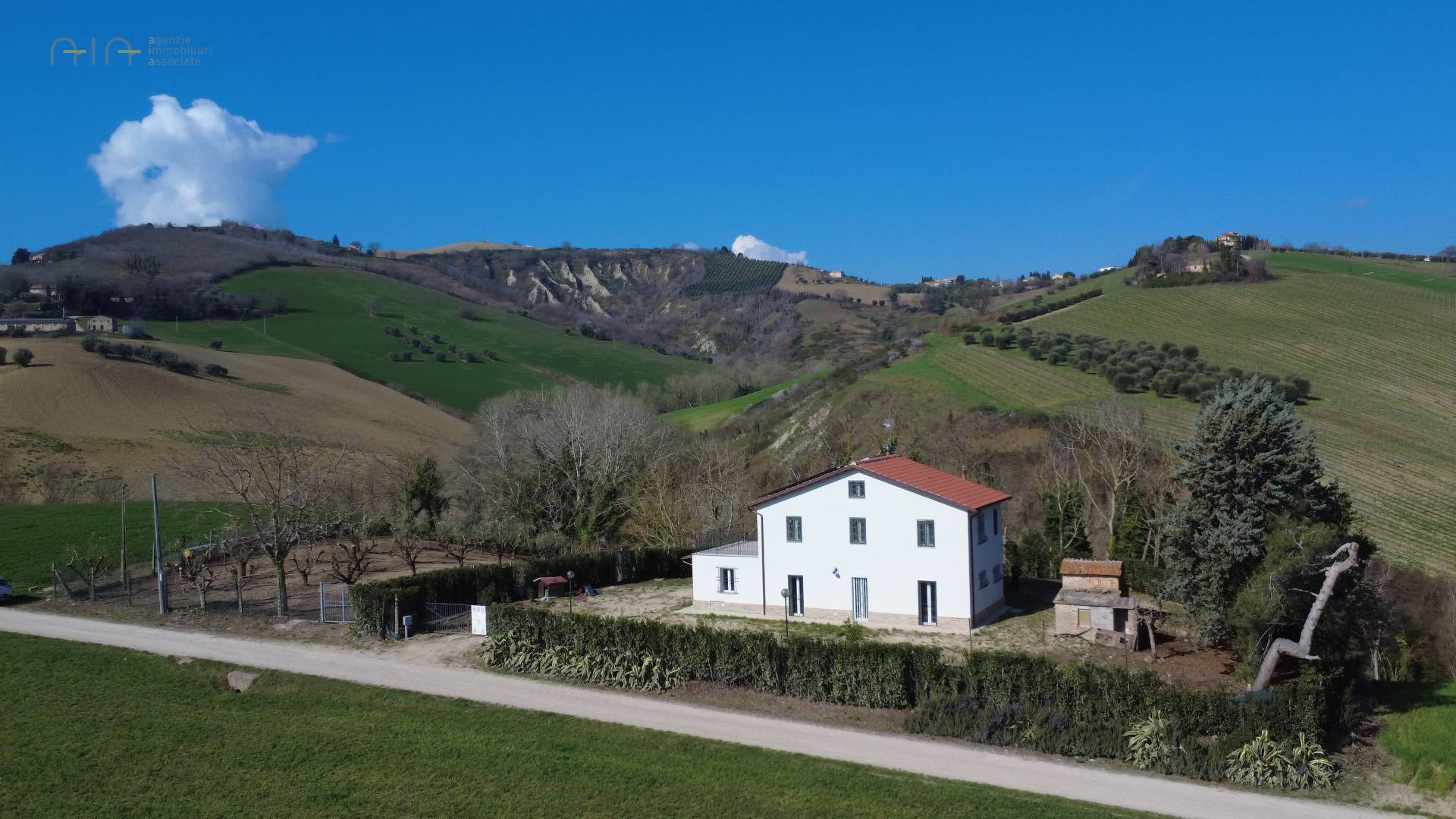 Casale Colonico Rustico in vendita a Castignano