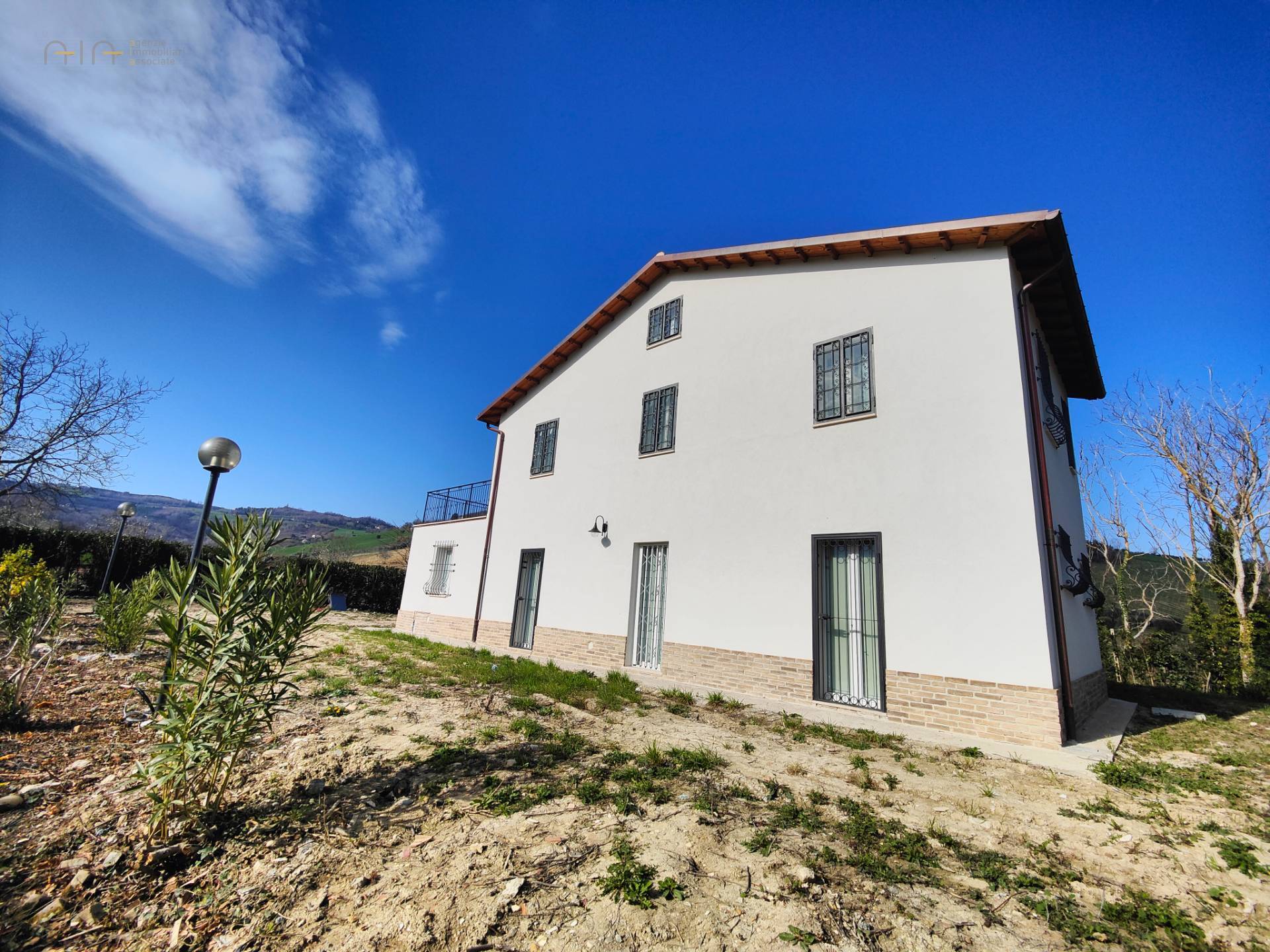 Casale Colonico Rustico in vendita a Castignano