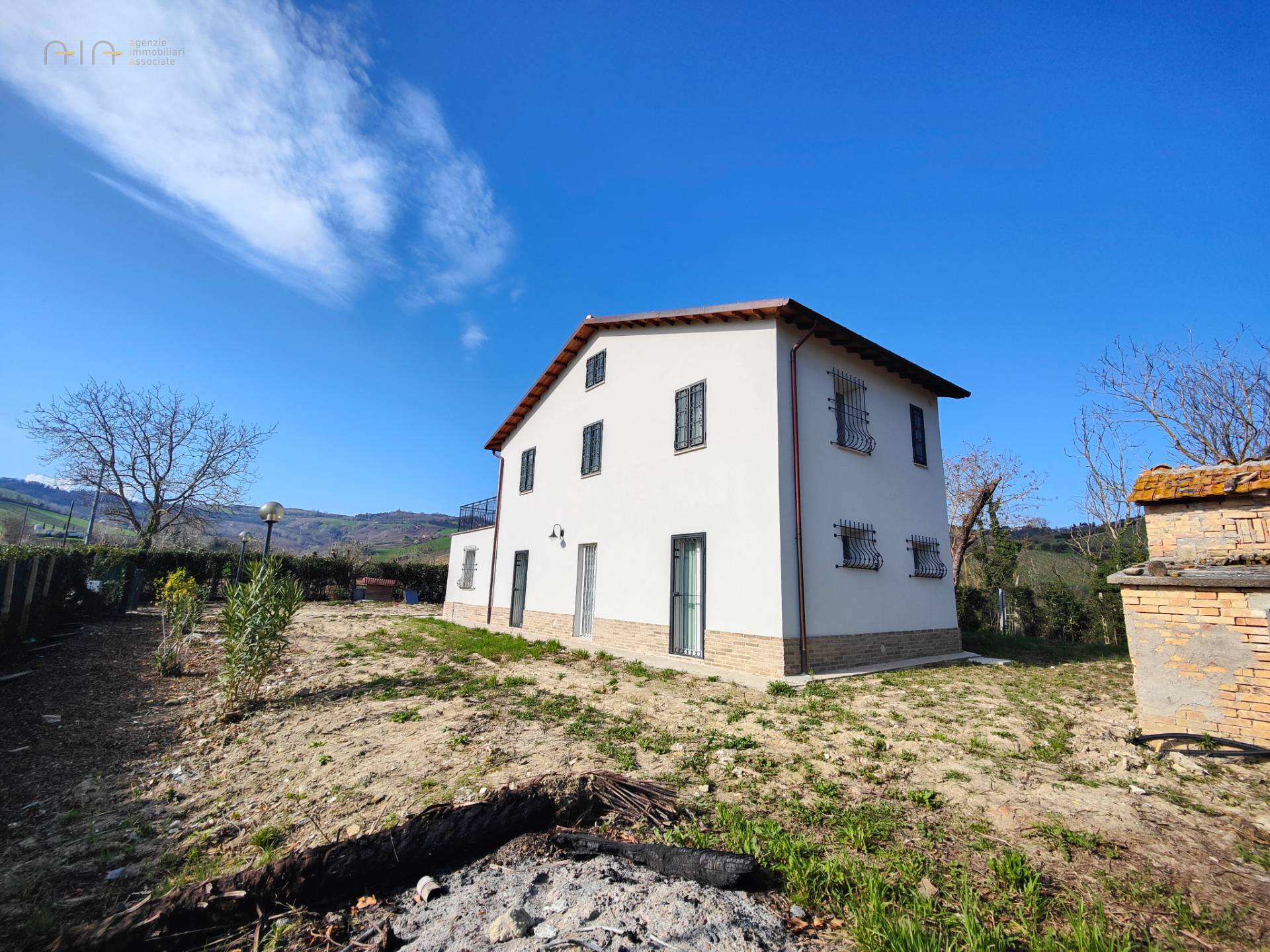 Casale Colonico Rustico in vendita a Castignano
