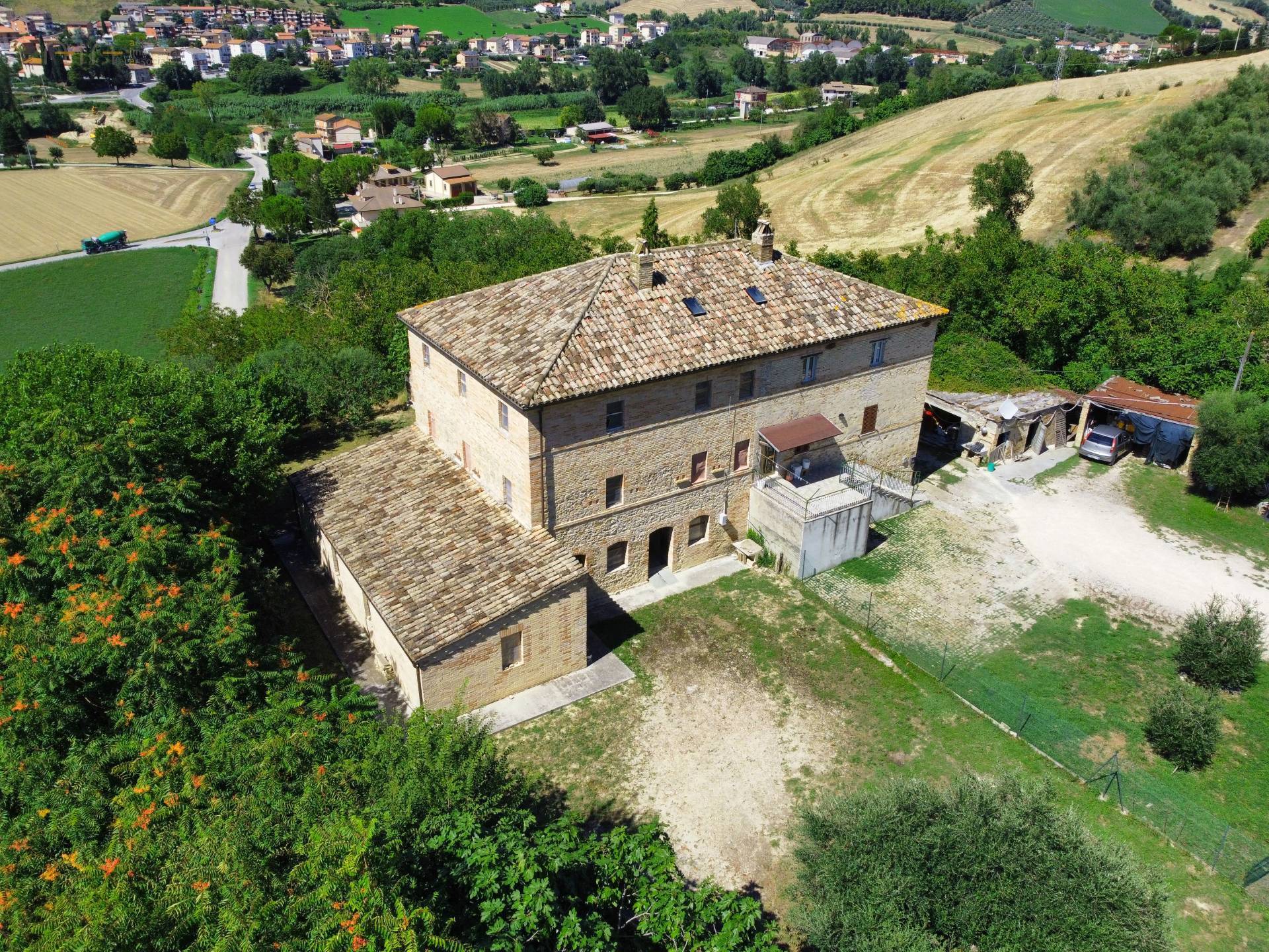 Casale Colonico Rustico in vendita a Fermo