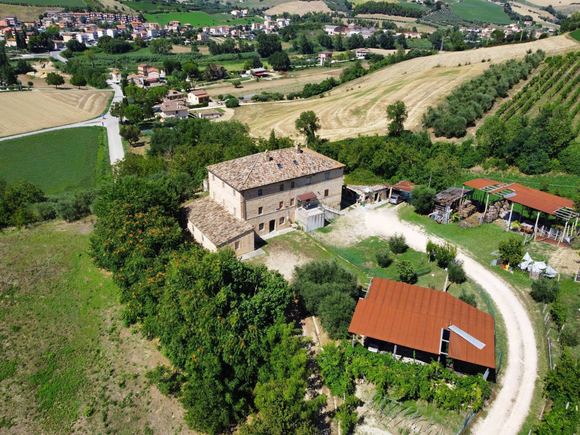 Casale Colonico Rustico in vendita a Fermo