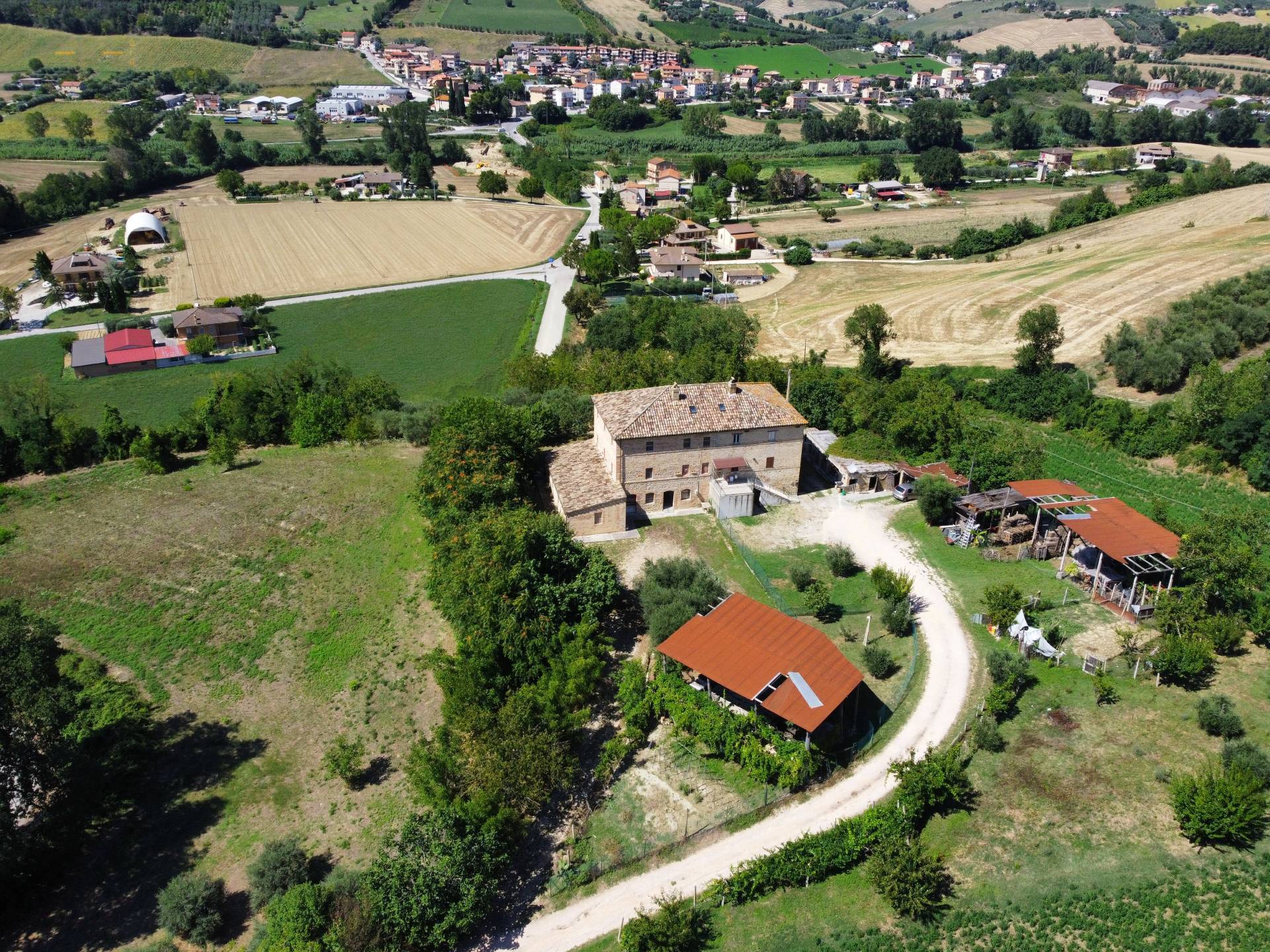 Casale Colonico Rustico in vendita a Fermo