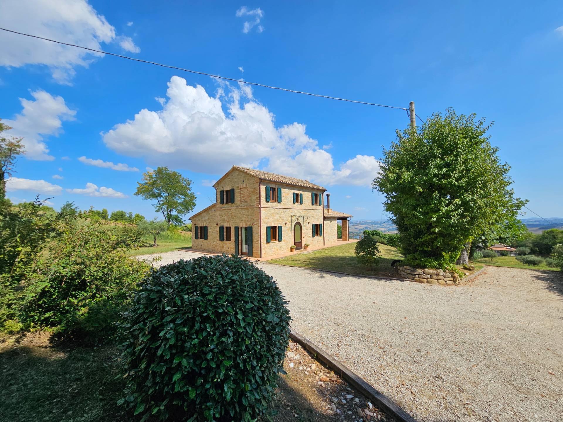 Casale Colonico Rustico in vendita a Loro Piceno