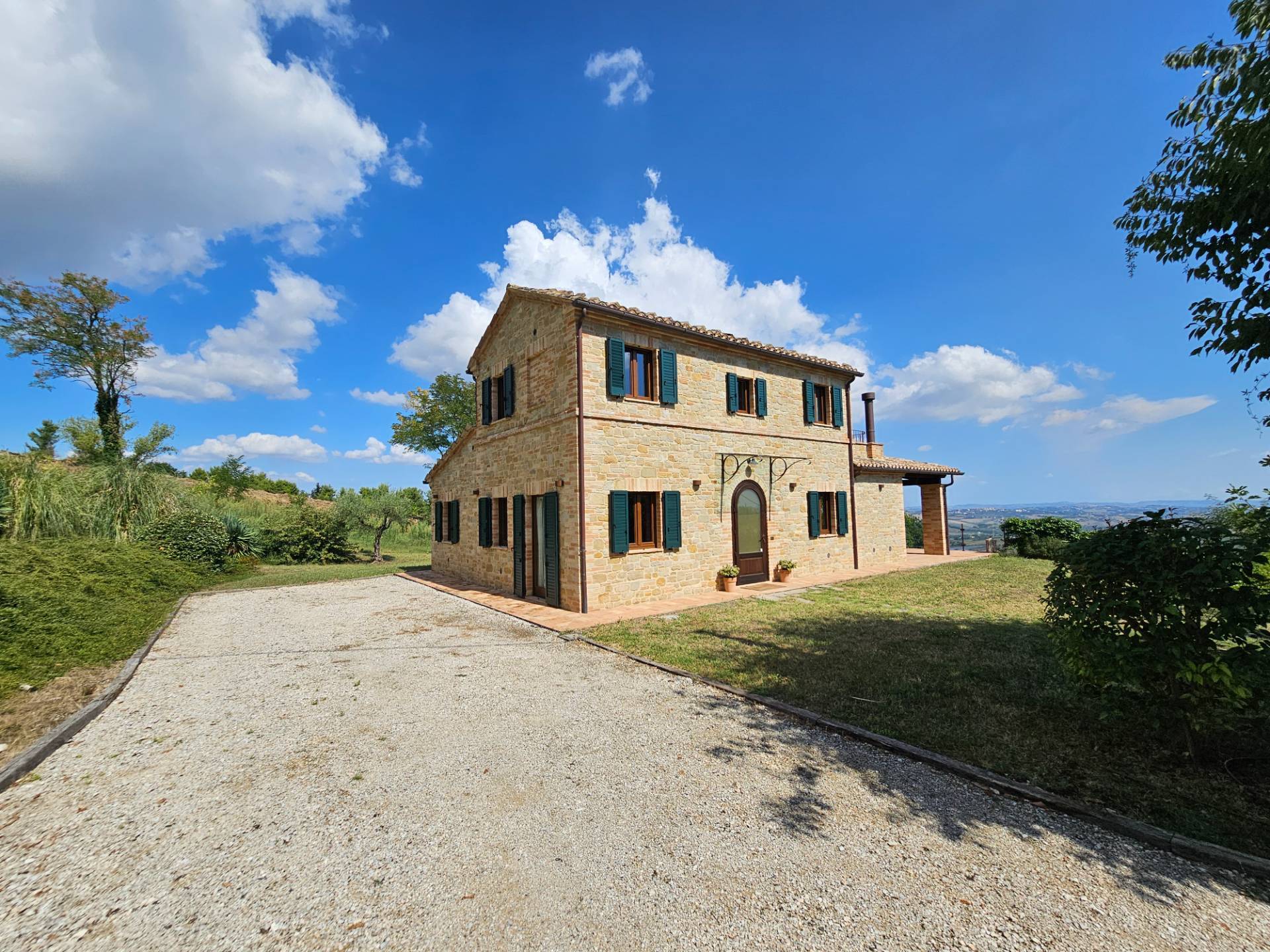 Casale Colonico Rustico in vendita a Loro Piceno