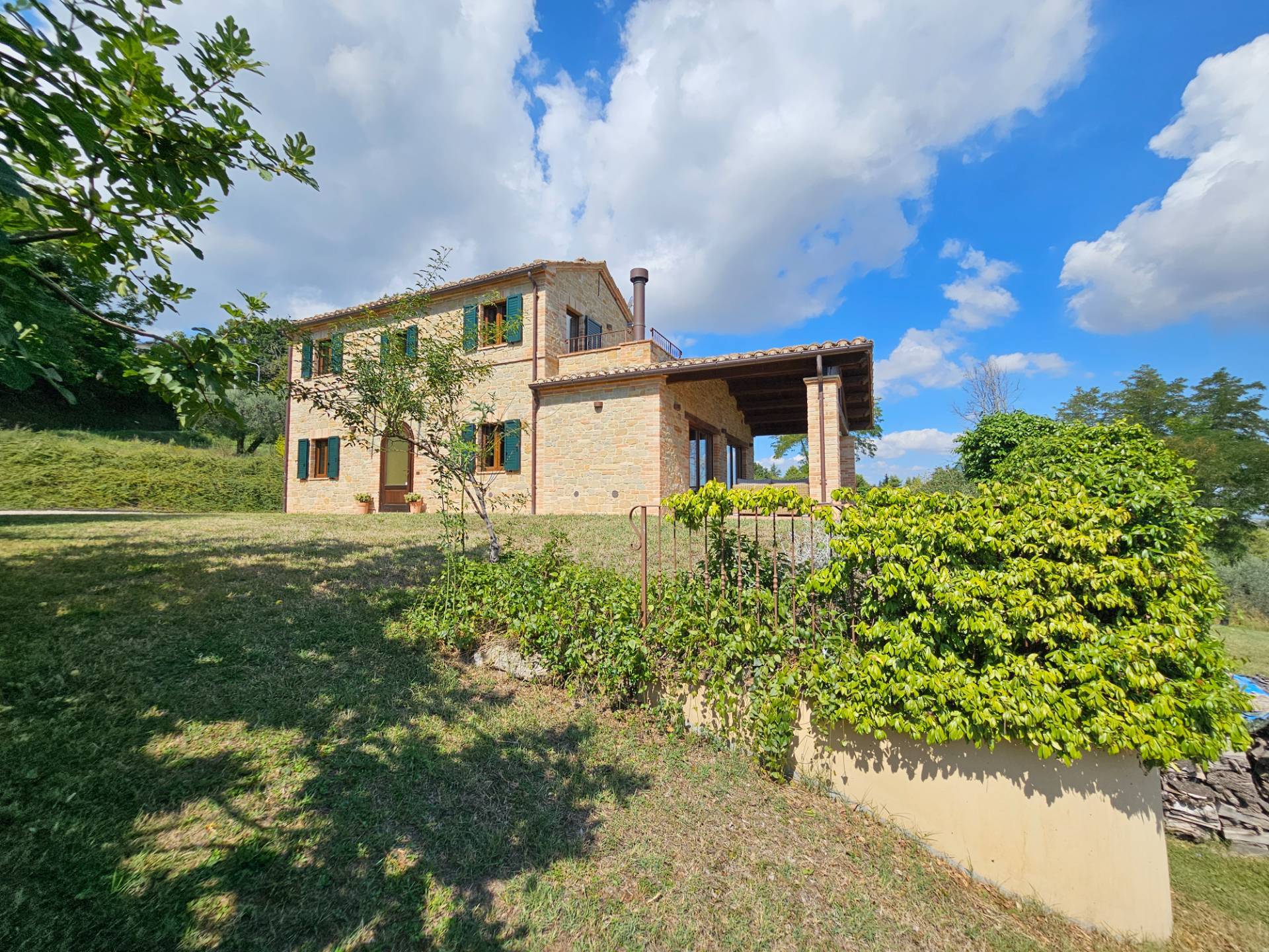 Casale Colonico Rustico in vendita a Loro Piceno