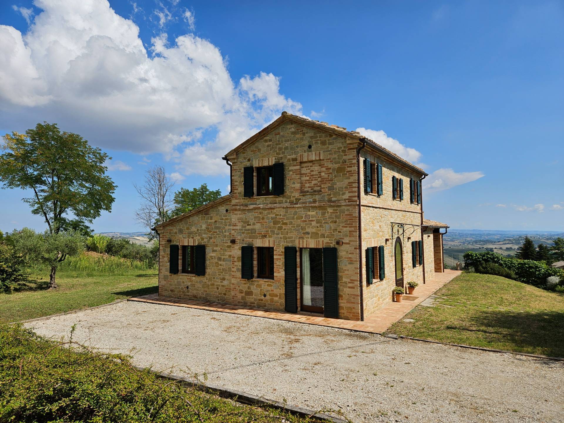 Casale Colonico Rustico in vendita a Loro Piceno