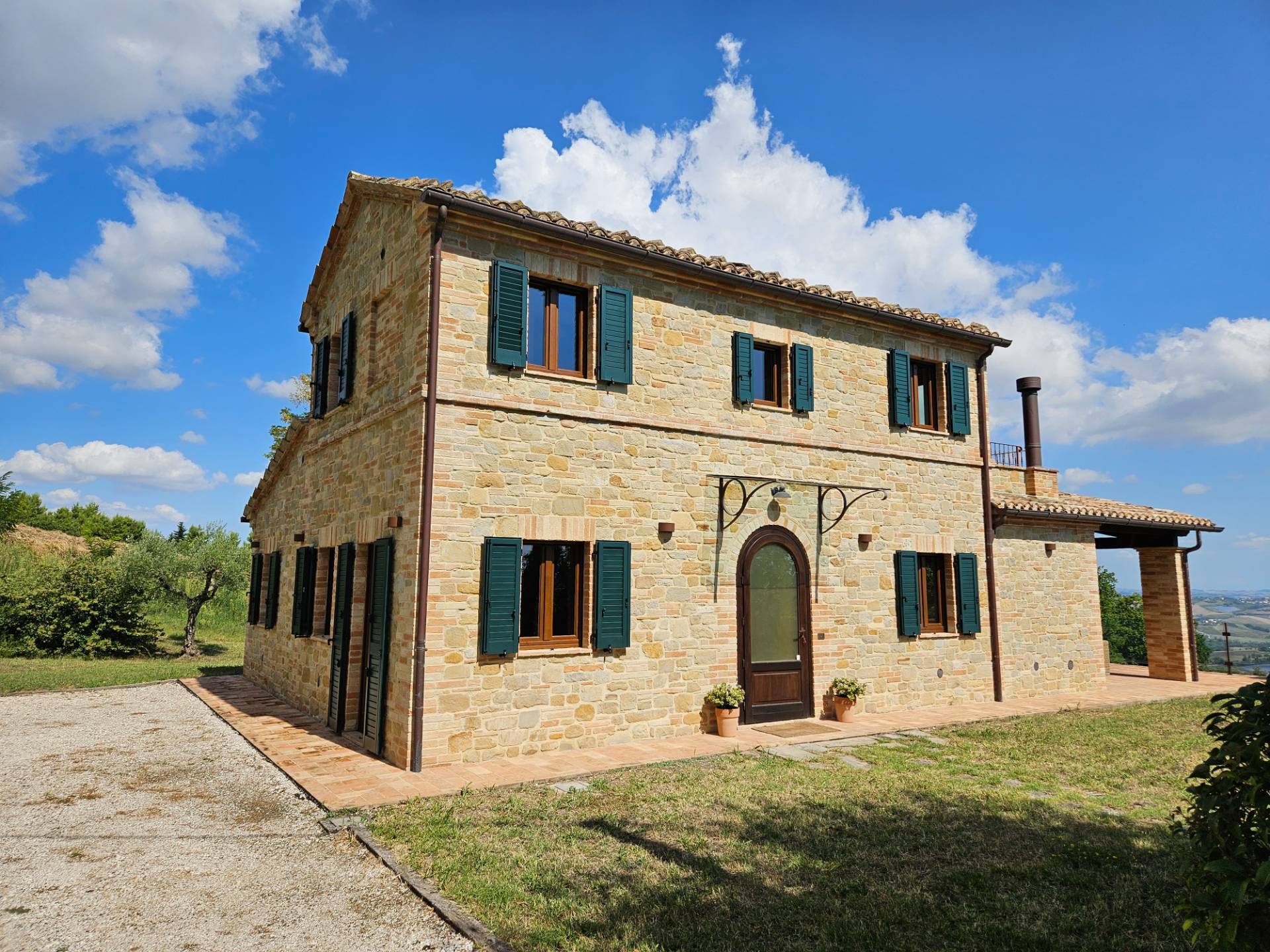 Casale Colonico Rustico in vendita a Loro Piceno