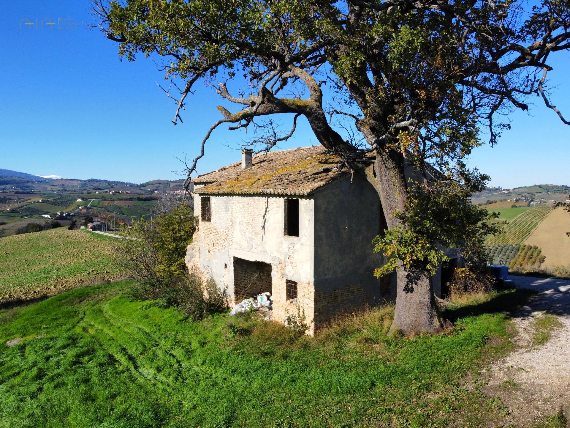 Casale Colonico Rustico in vendita a Offida, Collinare / Campagna