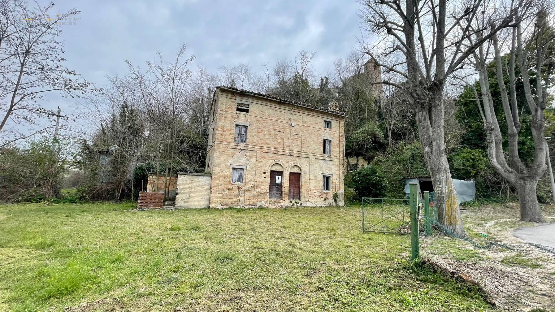 Casale Colonico Rustico in vendita a Montappone, Collinare