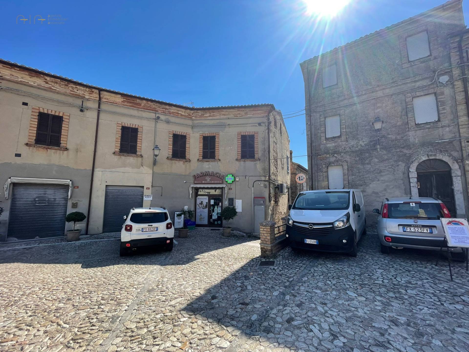 Locale Commerciale in vendita a Ripatransone, Centrale / Centro Storico (vecchio Incasato Medievale)