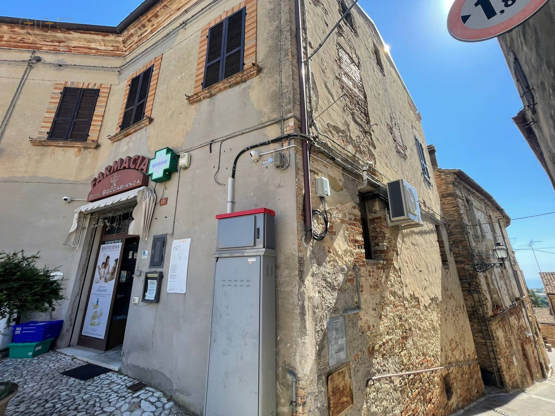 Locale Commerciale in vendita a Ripatransone, Centrale / Centro Storico (vecchio Incasato Medievale)