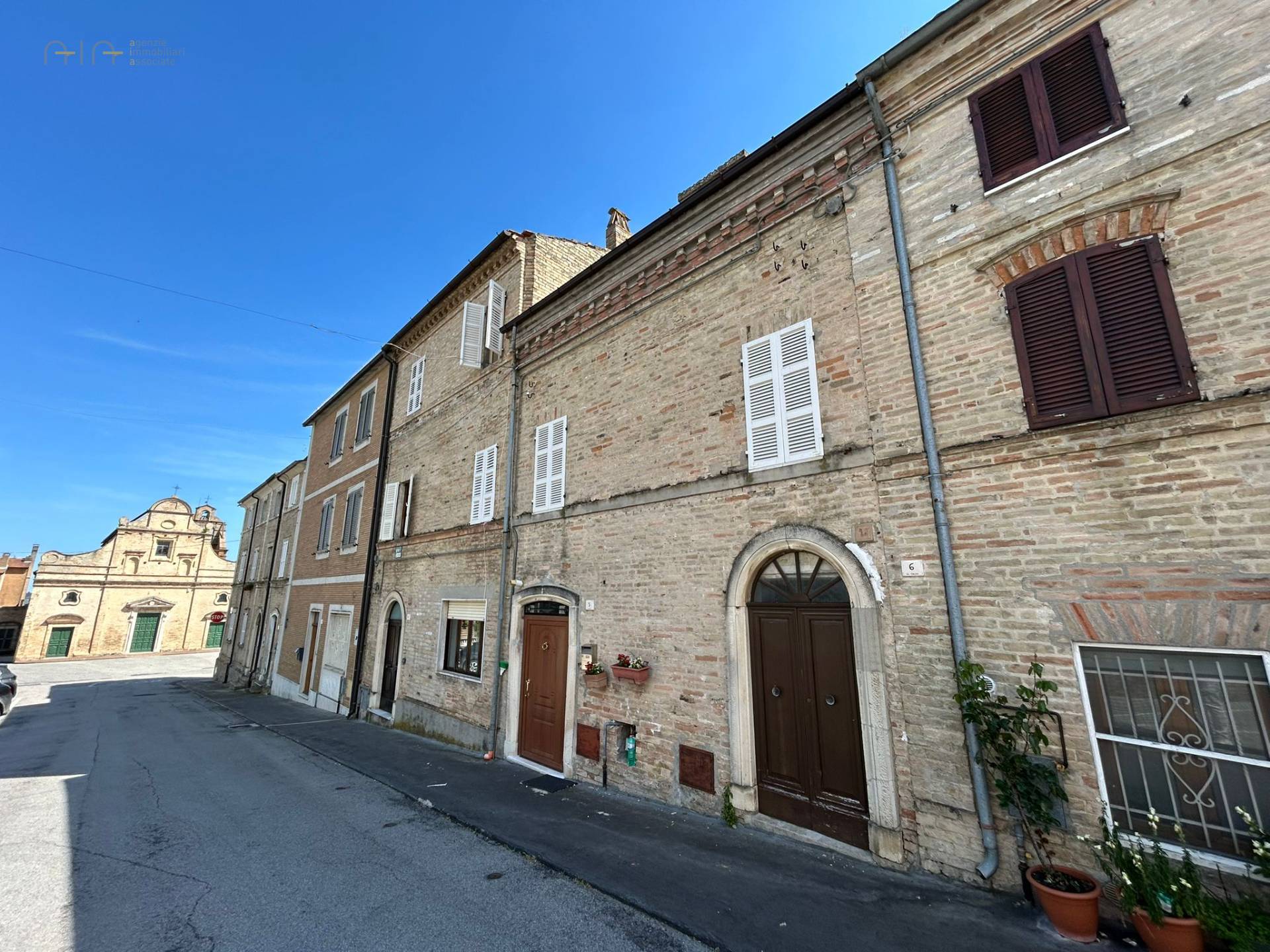 Casa cielo - terra in vendita a Carassai, Centrale / Centro Storico