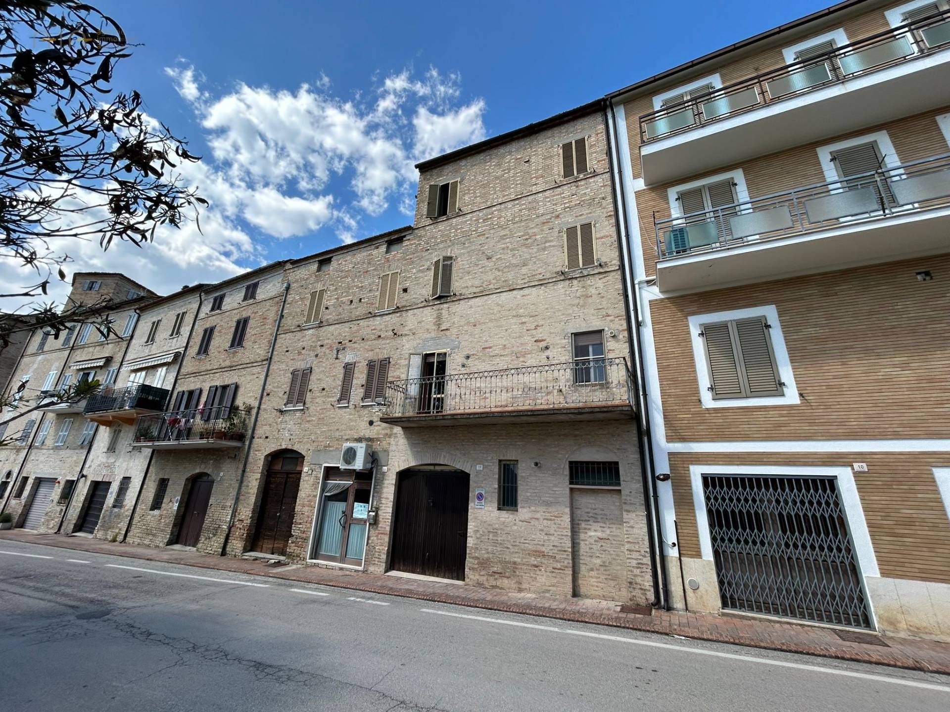 Casa cielo - terra in vendita a Carassai, Centrale / Centro Storico