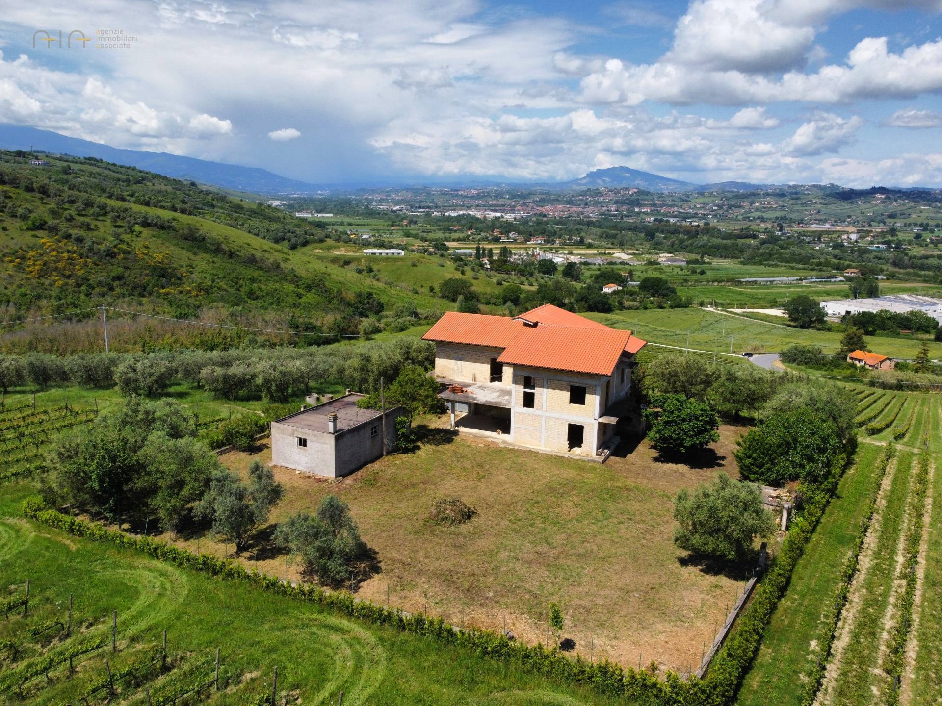 Casale Colonico Rustico in vendita a Controguerra, Collinare