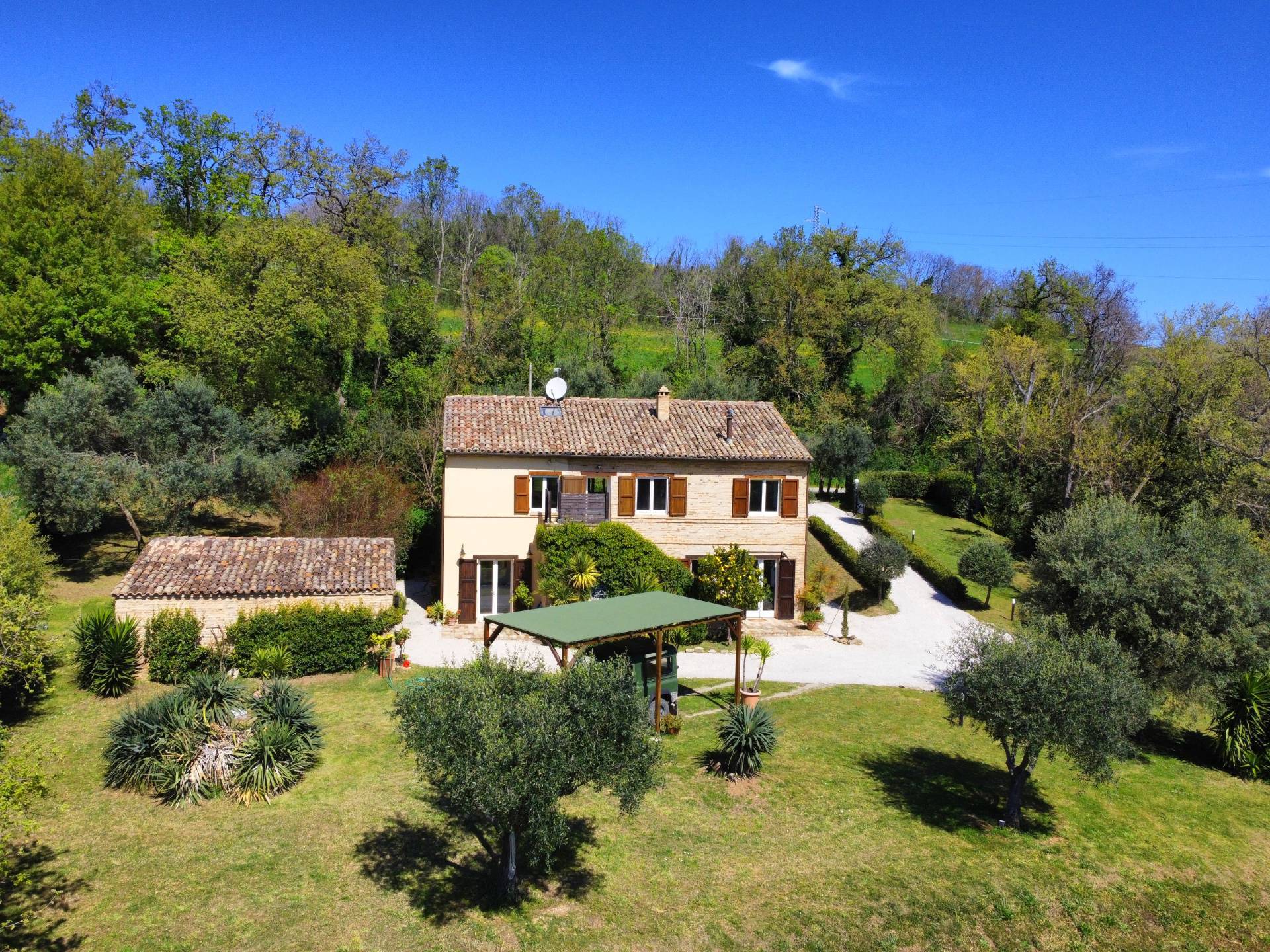 Casale Colonico Rustico in vendita a Montecosaro