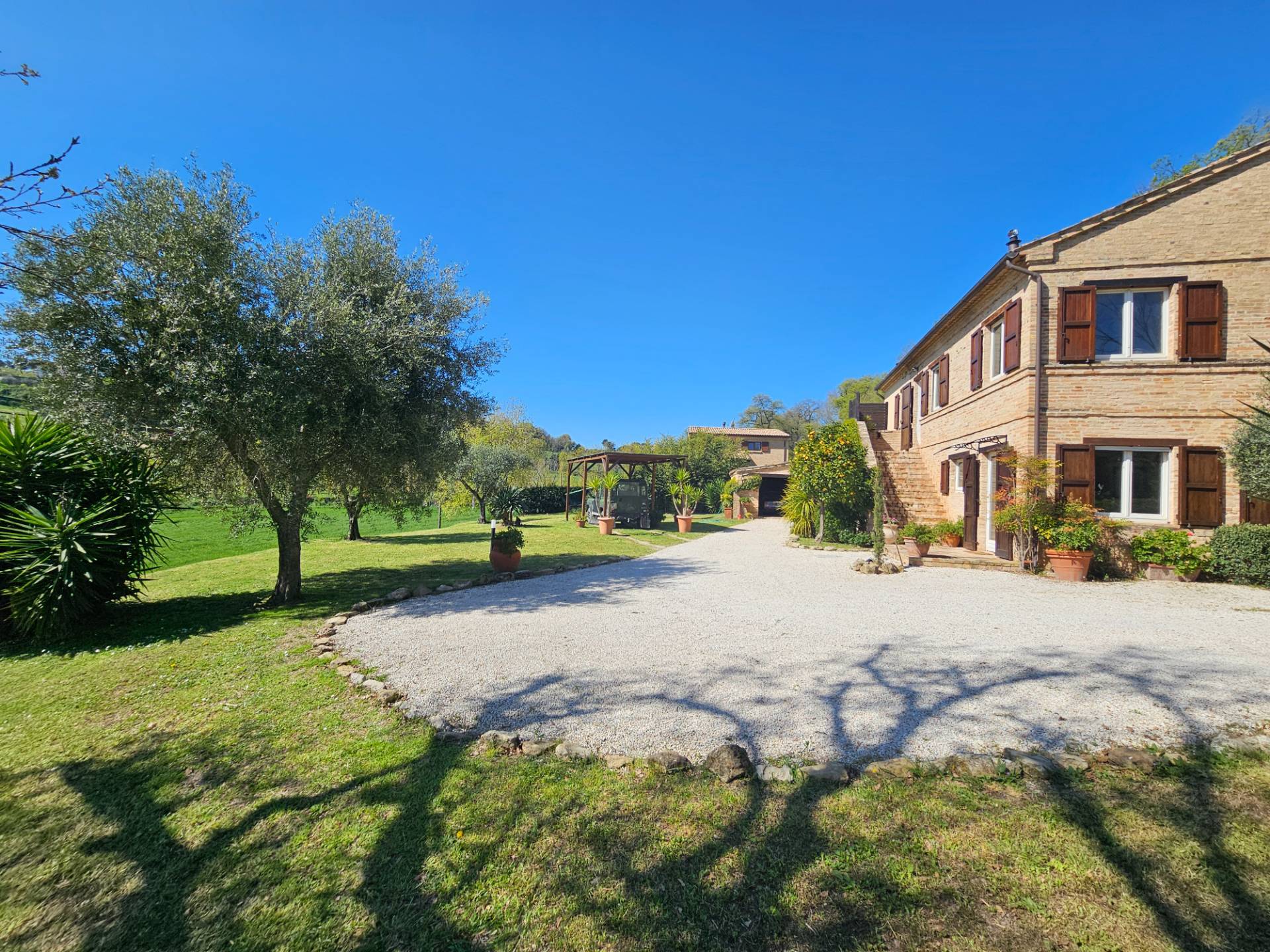 Casale Colonico Rustico in vendita a Montecosaro